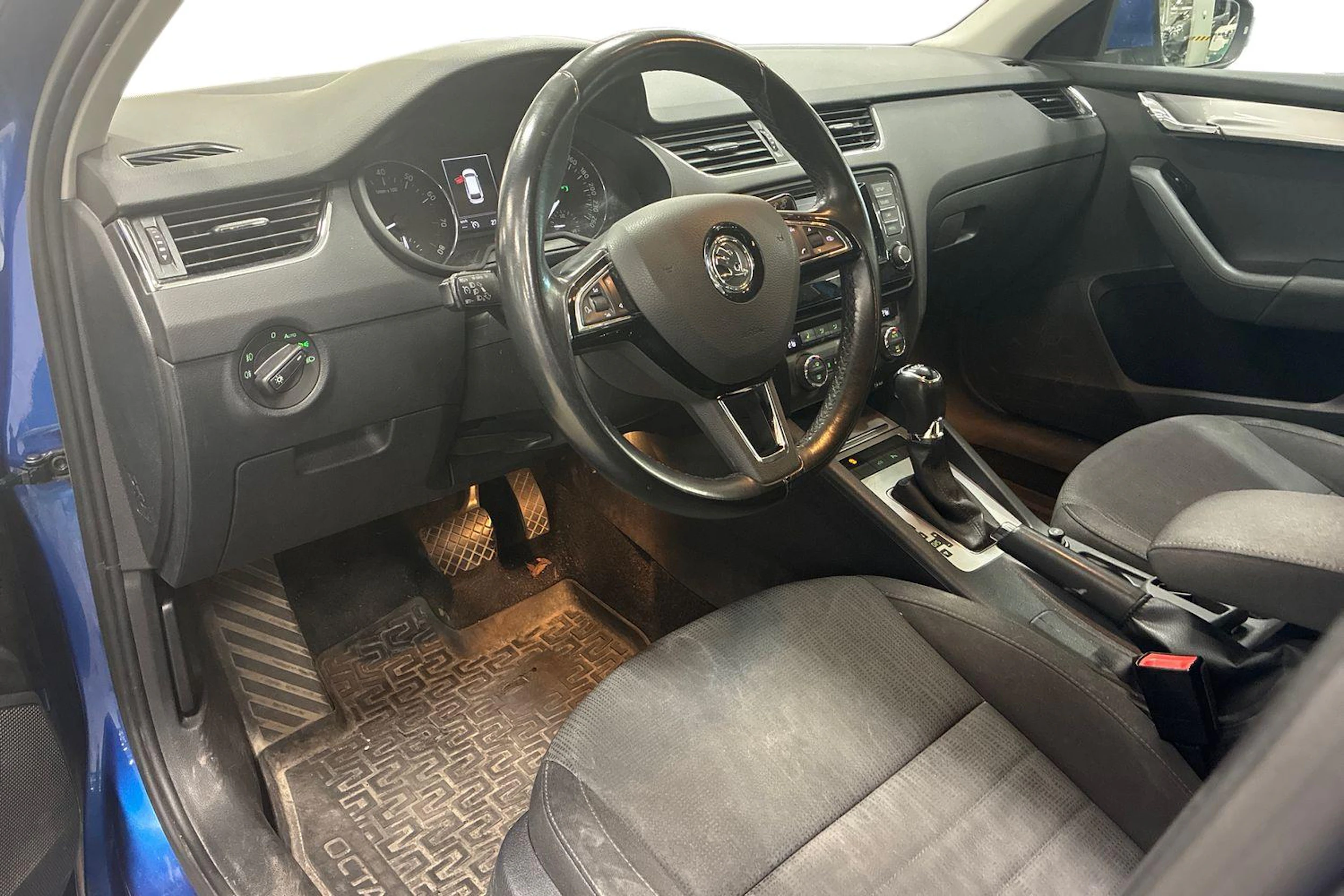 sininen Skoda Octavia 2017 kuva 3.
