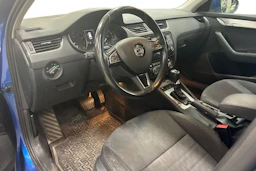 sininen Skoda Octavia 2017 kuva 3.