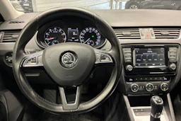 sininen Skoda Octavia 2017 kuva 11.