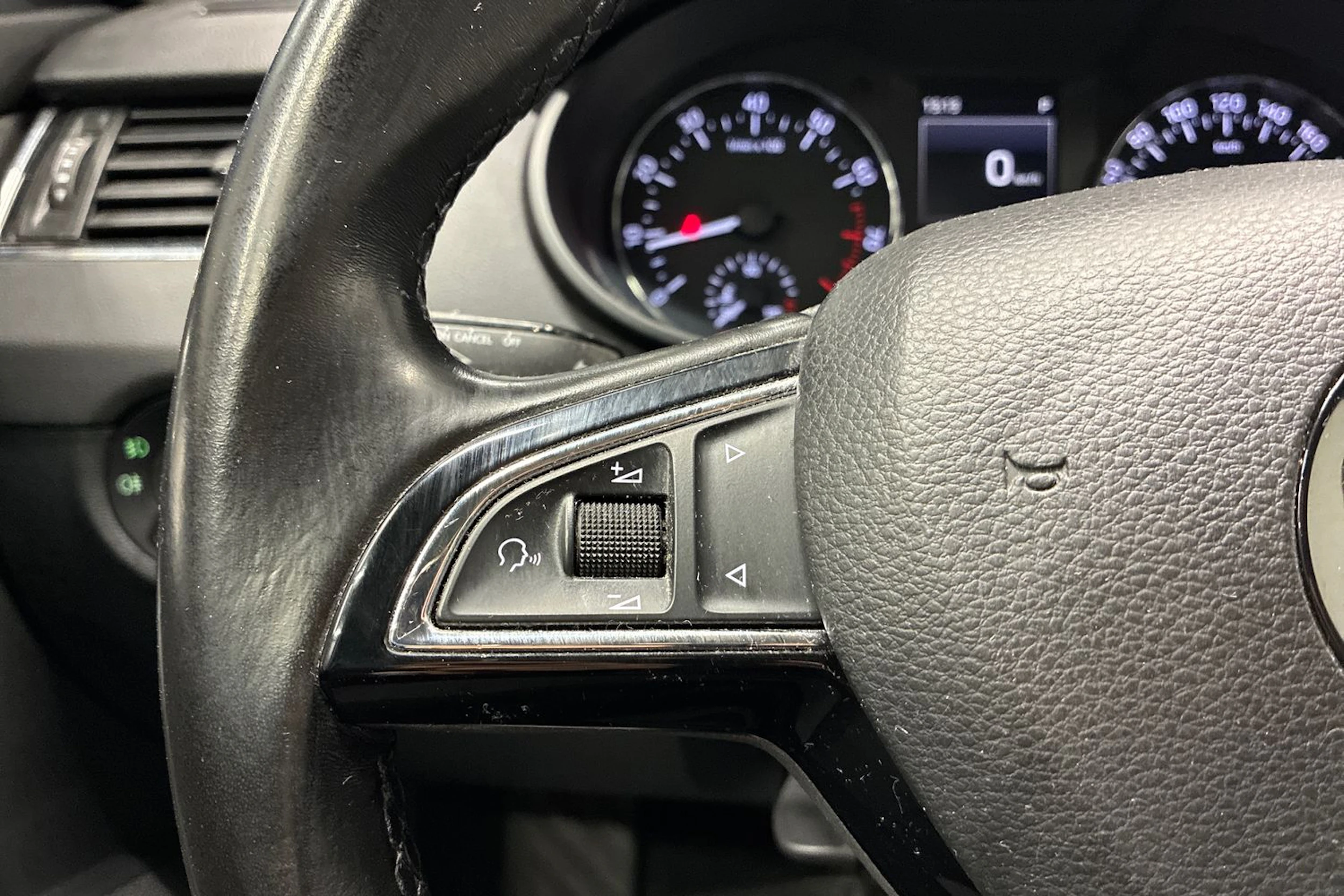 sininen Skoda Octavia 2017 kuva 13.