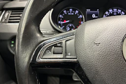 sininen Skoda Octavia 2017 kuva 13.