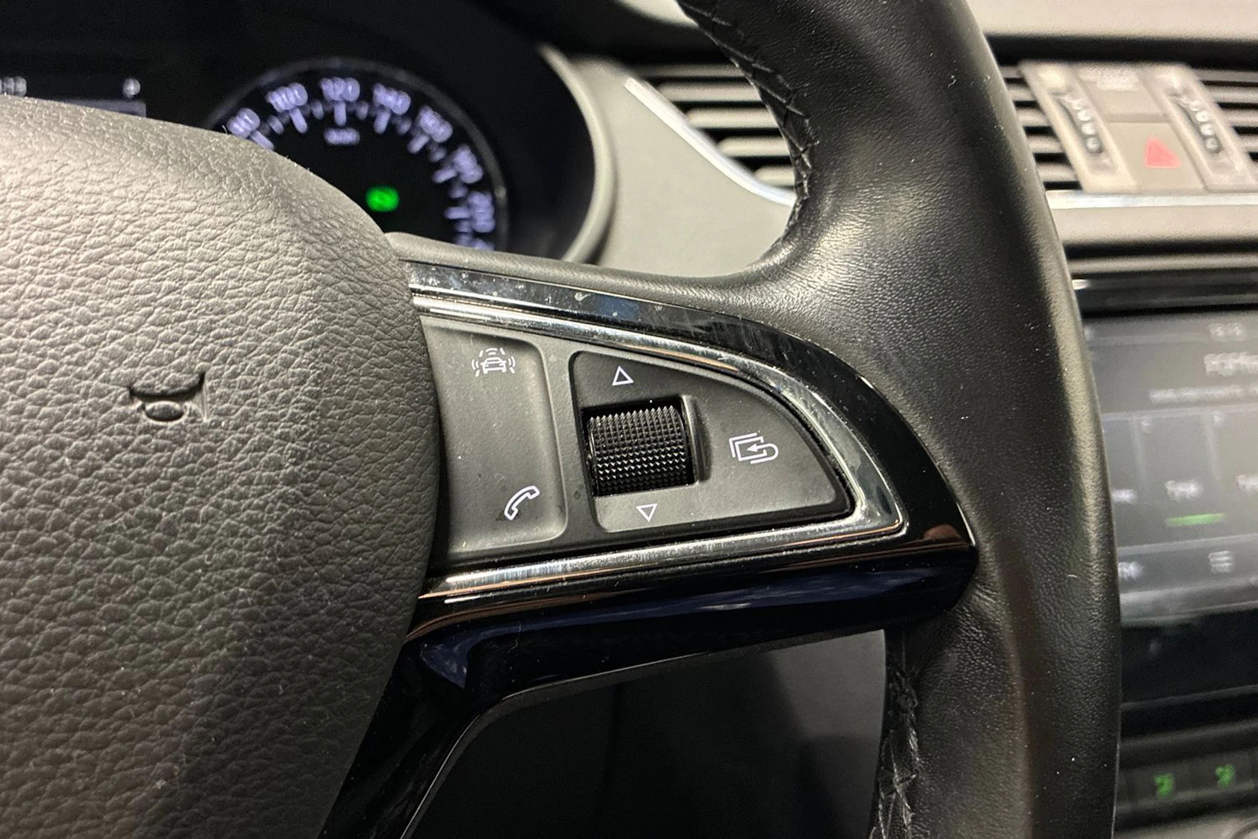 sininen Skoda Octavia 2017 kuva 14.