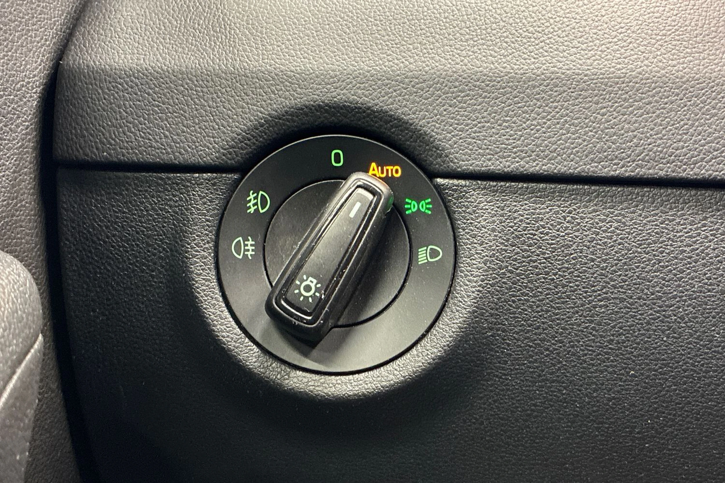 sininen Skoda Octavia 2017 kuva 16.