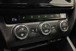sininen Skoda Octavia 2017 kuva 21.