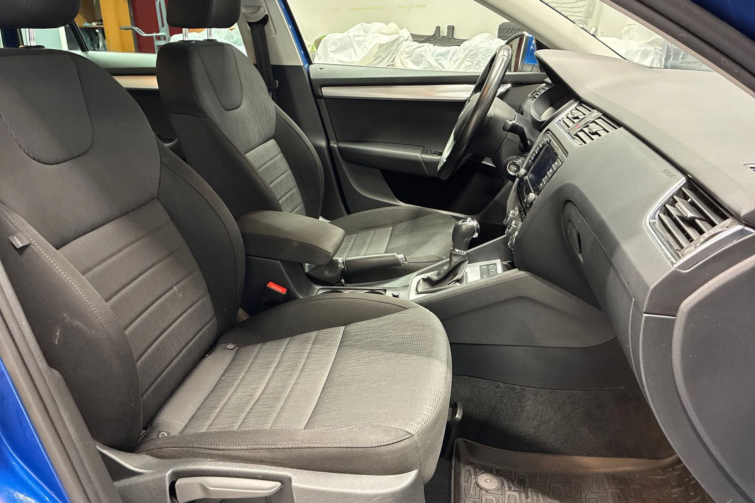 sininen Skoda Octavia 2017 kuva 29.