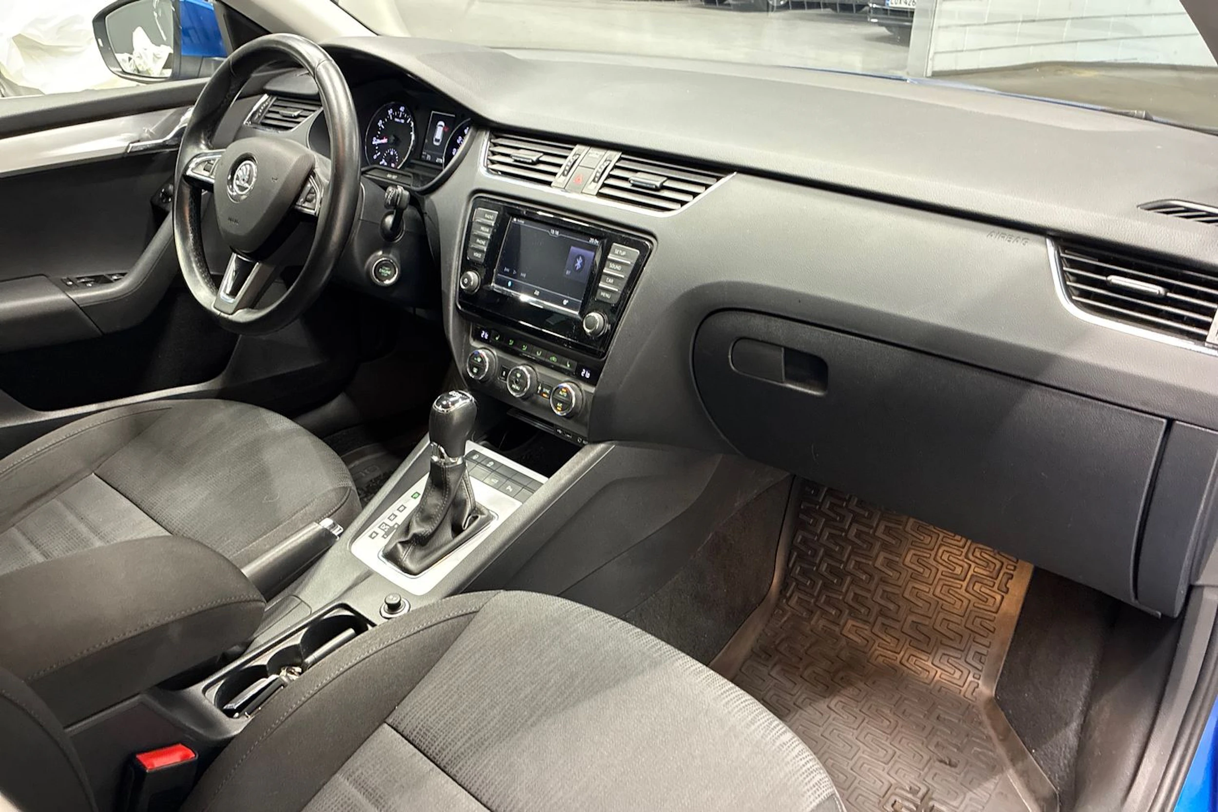 sininen Skoda Octavia 2017 kuva 30.