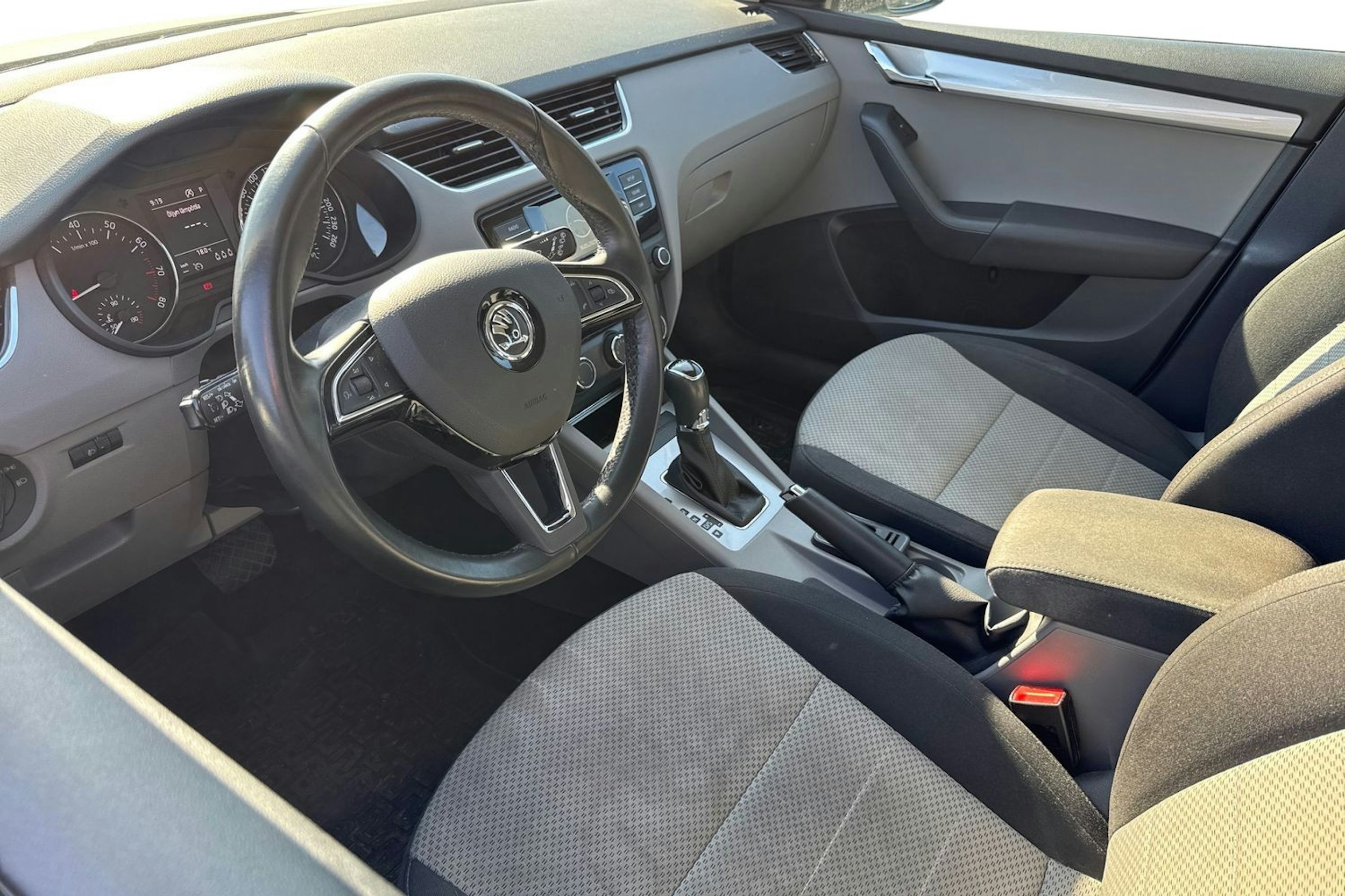 valkoinen Skoda Octavia 2017 kuva 3.