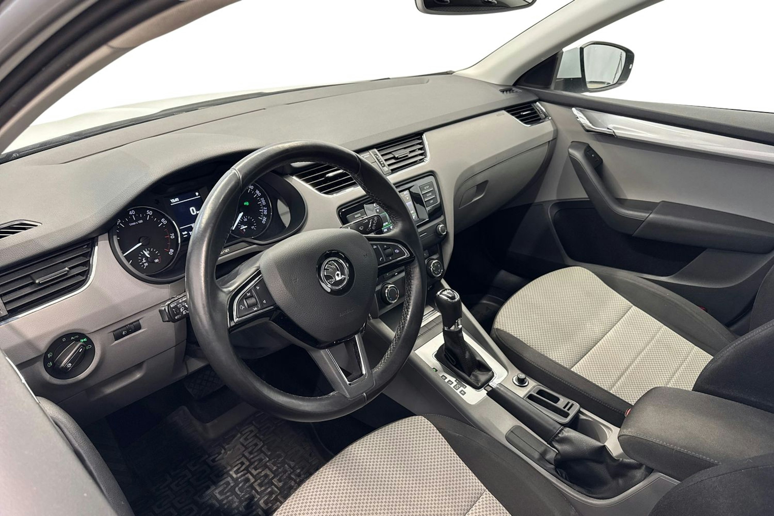 valkoinen Skoda Octavia 2017 kuva 7.
