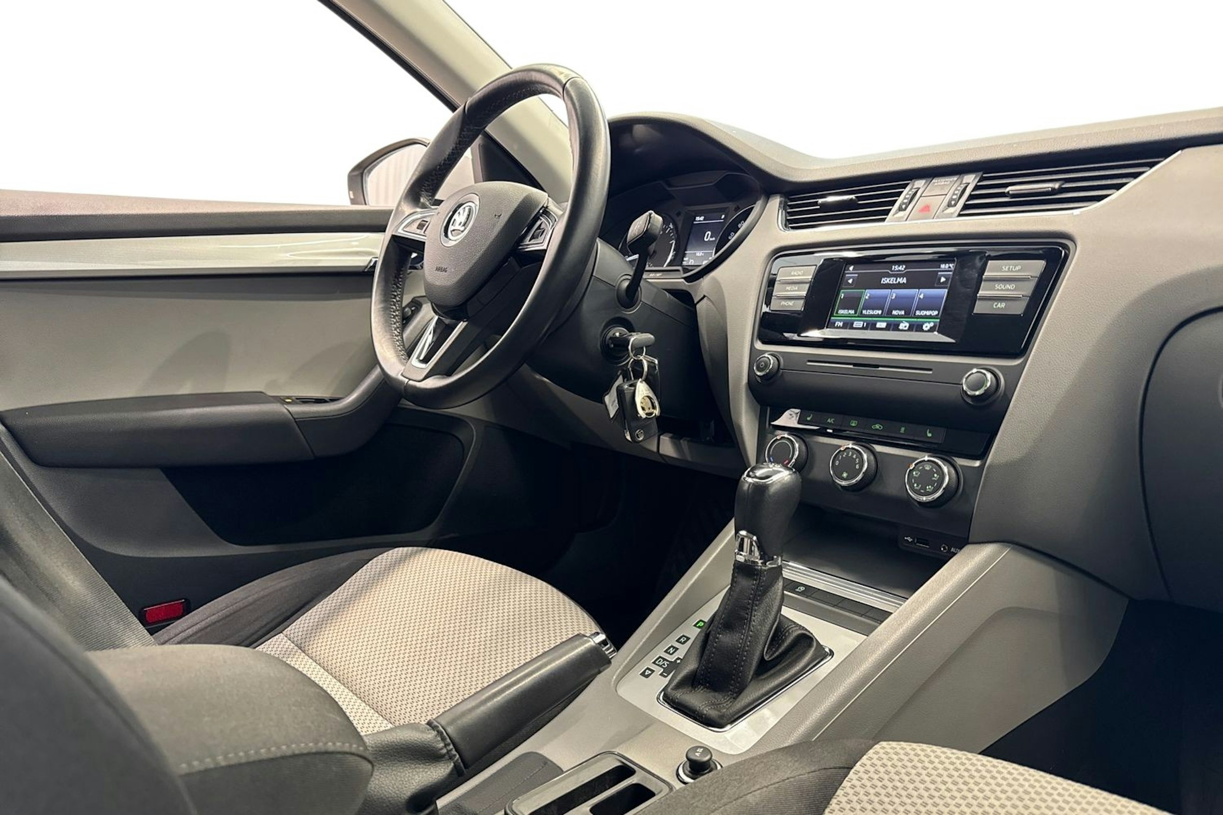 valkoinen Skoda Octavia 2017 kuva 10.