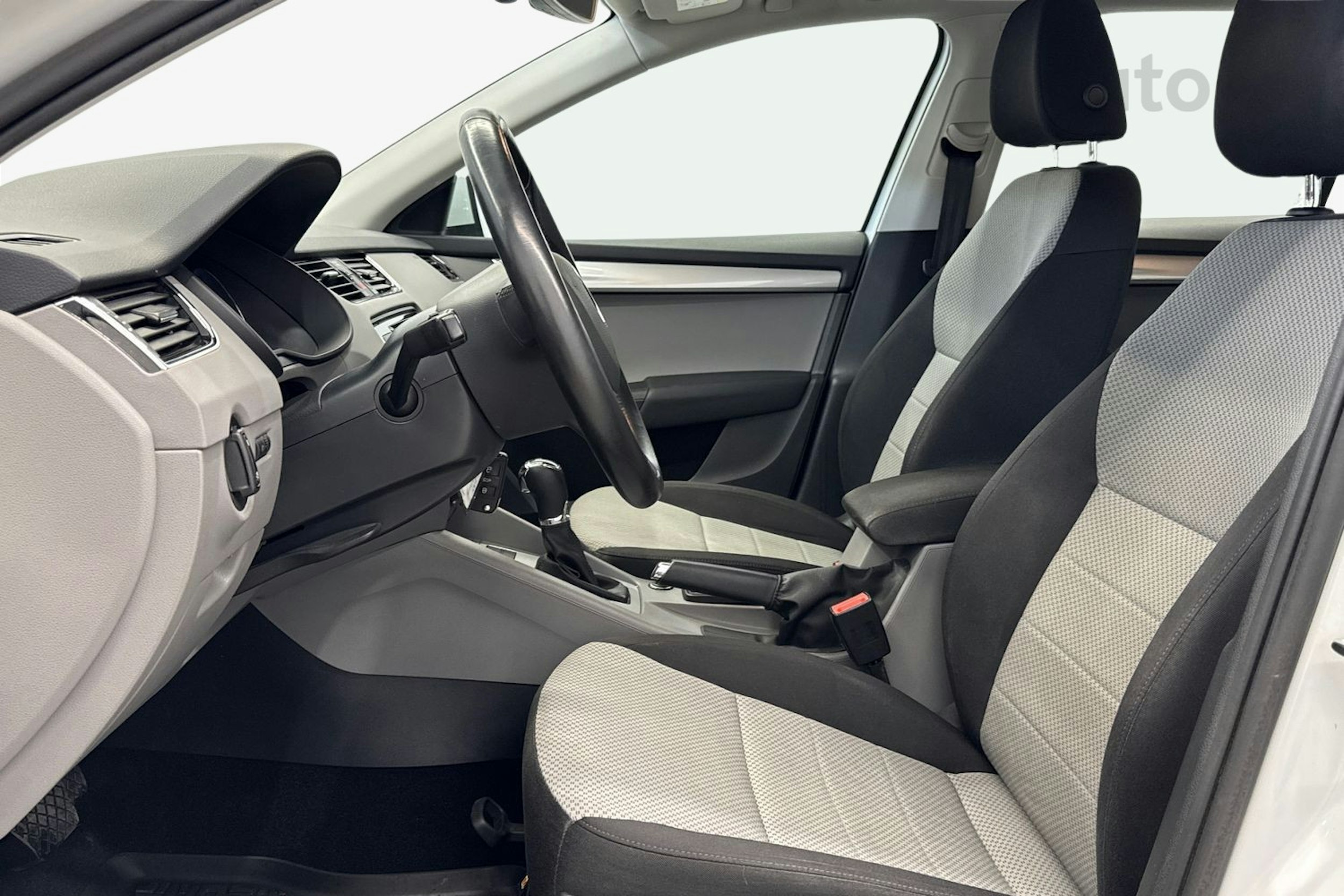 valkoinen Skoda Octavia 2017 kuva 11.