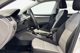valkoinen Skoda Octavia 2017 kuva 11.