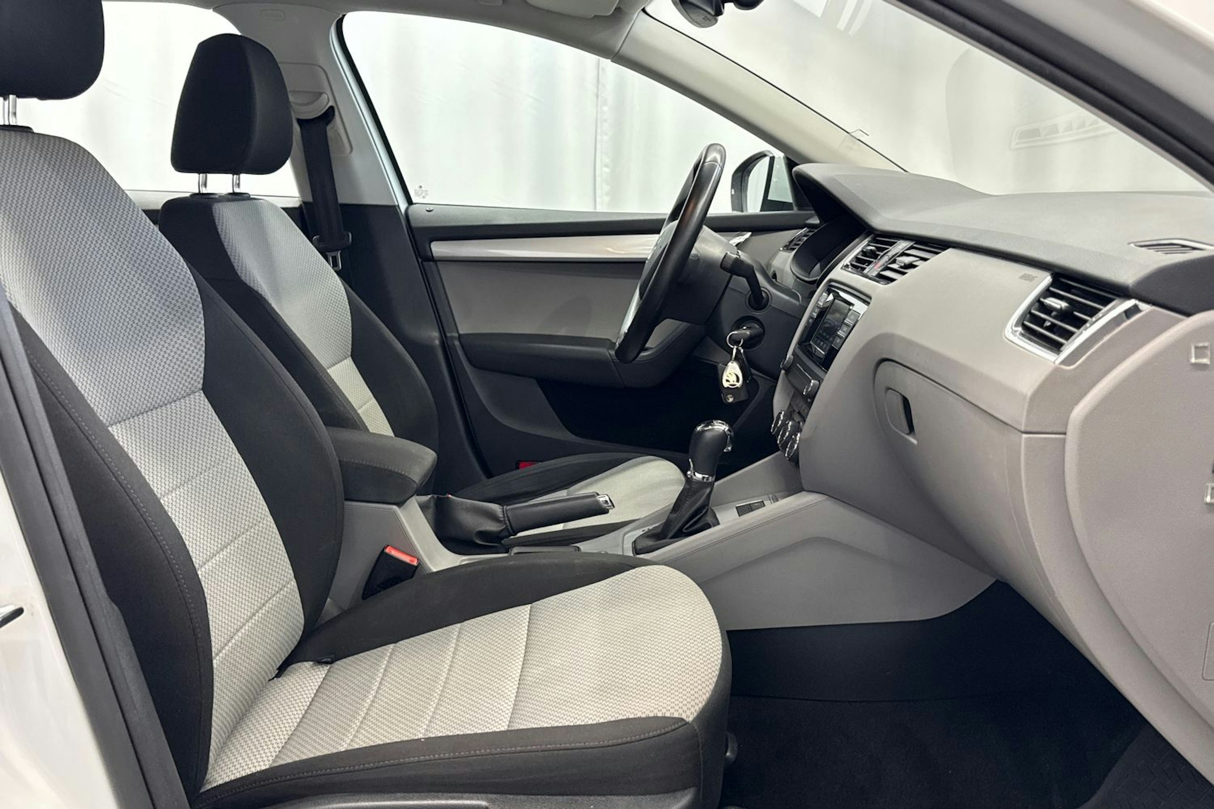 valkoinen Skoda Octavia 2017 kuva 13.