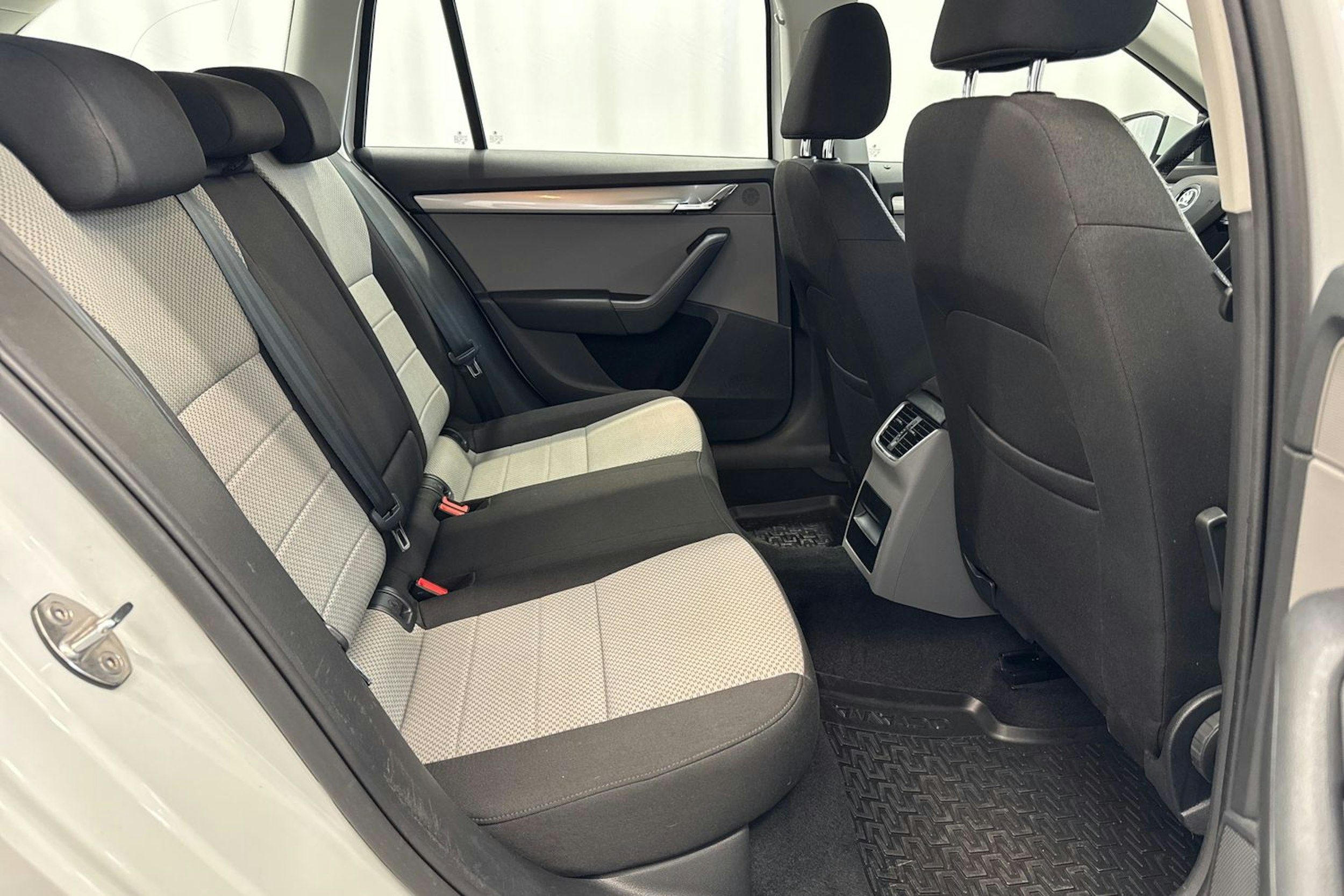valkoinen Skoda Octavia 2017 kuva 14.