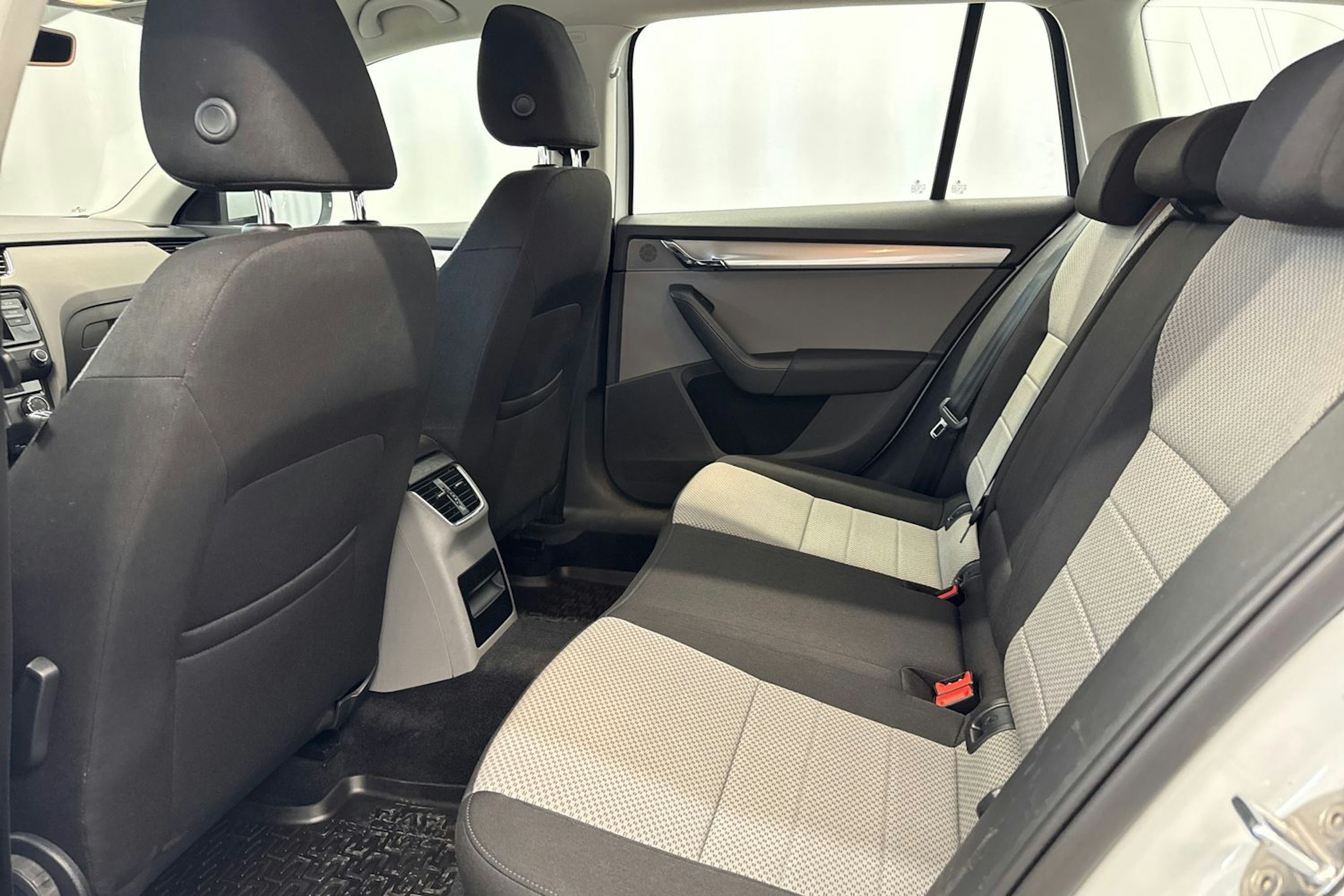 valkoinen Skoda Octavia 2017 kuva 15.
