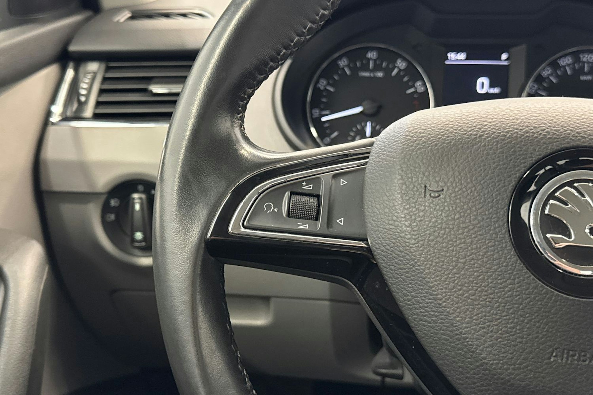 valkoinen Skoda Octavia 2017 kuva 16.