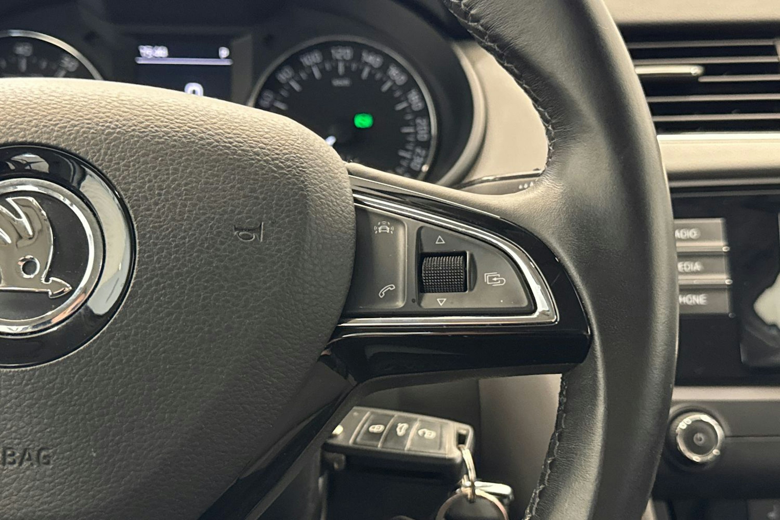 valkoinen Skoda Octavia 2017 kuva 17.
