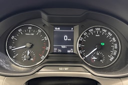 valkoinen Skoda Octavia 2017 kuva 19.