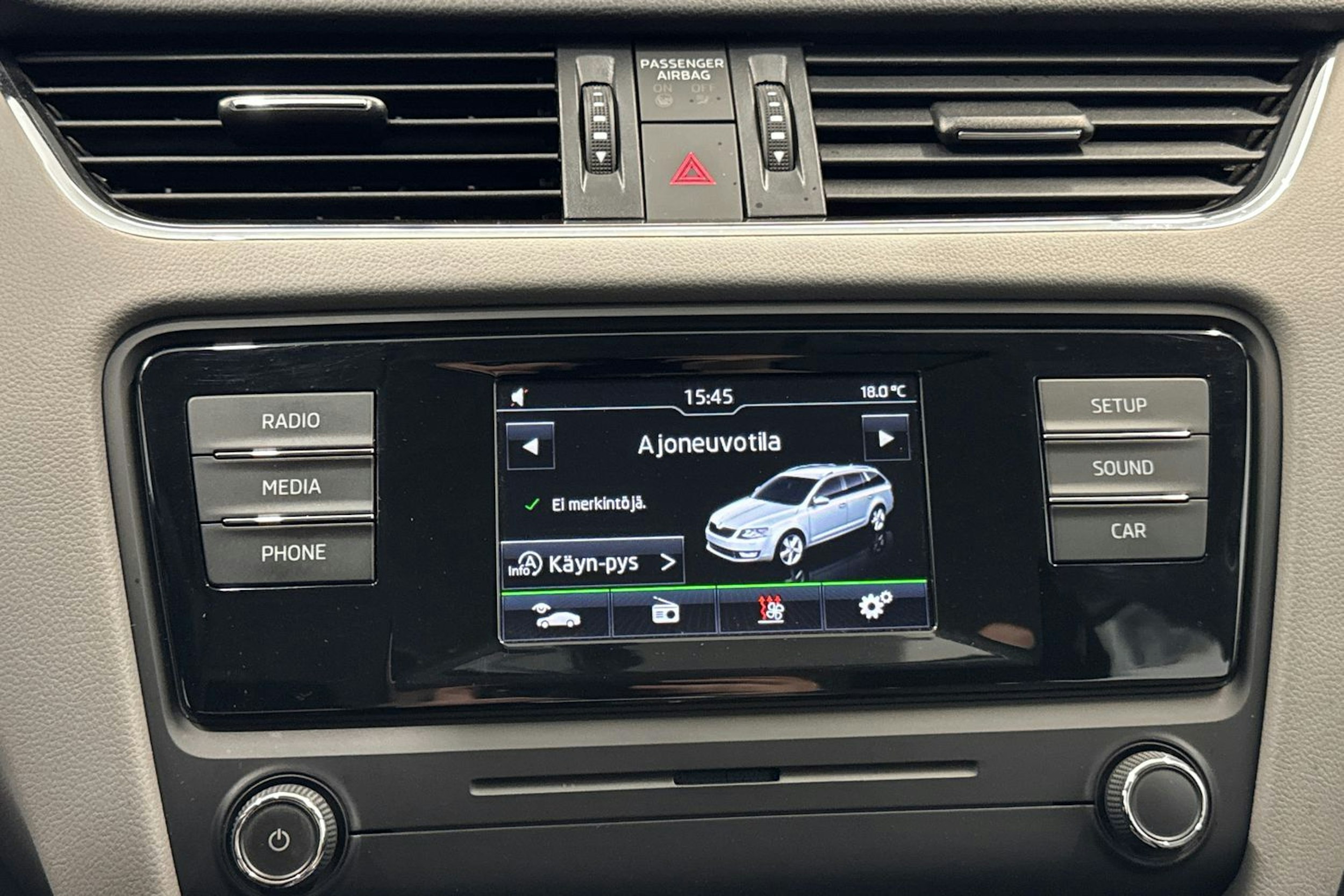 valkoinen Skoda Octavia 2017 kuva 21.