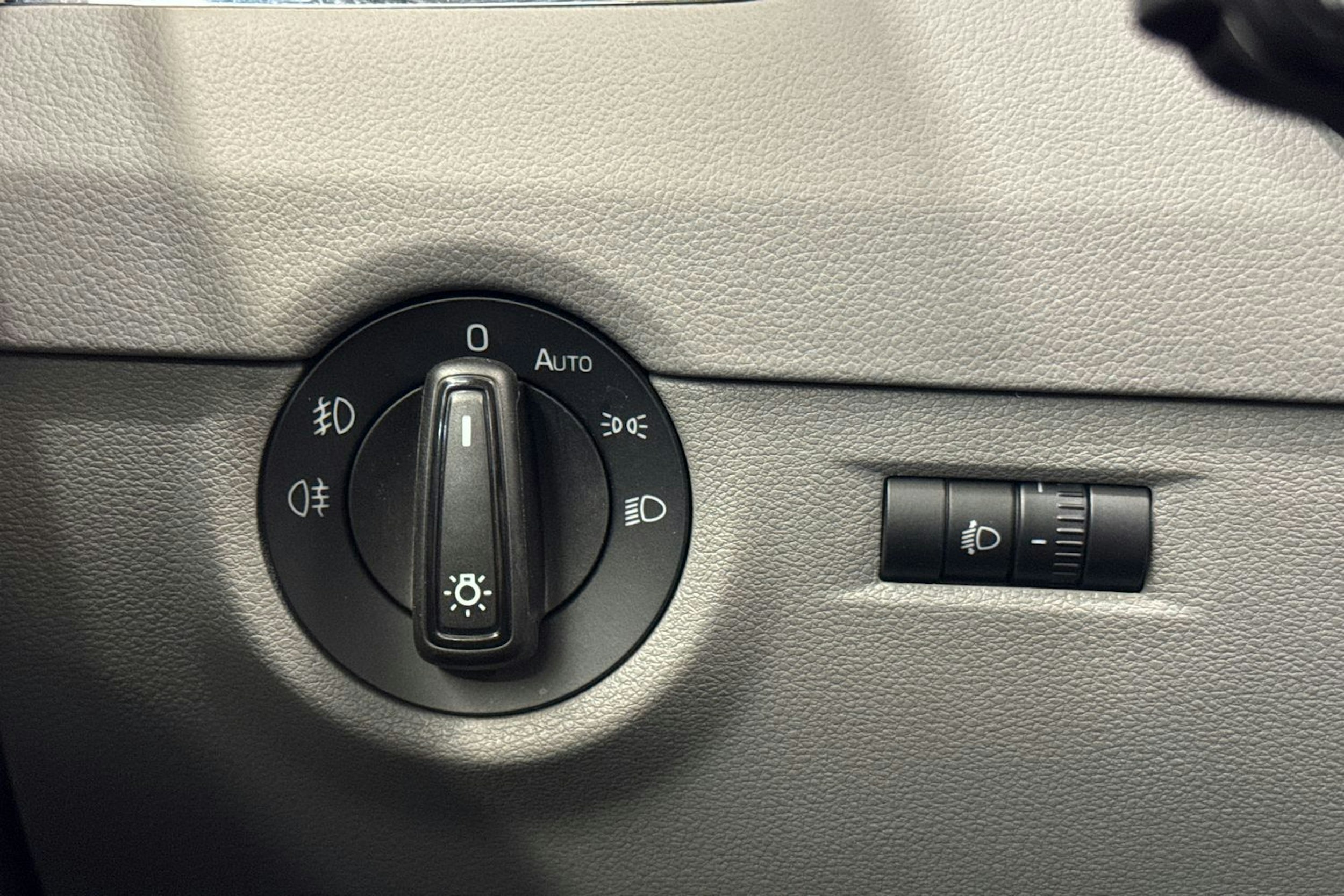 valkoinen Skoda Octavia 2017 kuva 24.