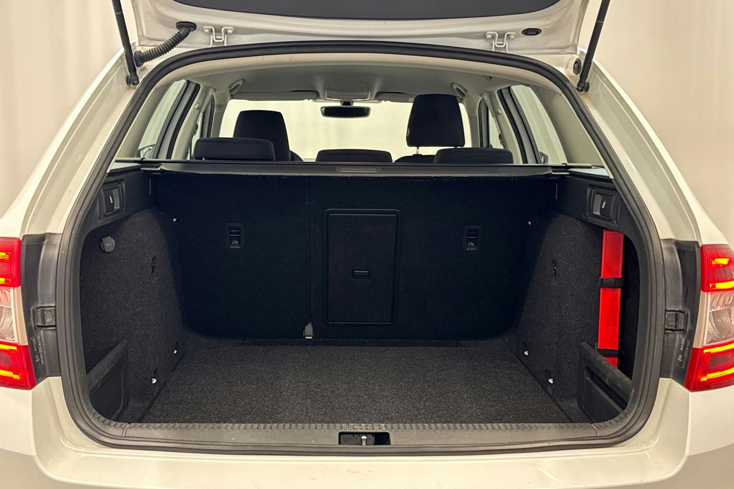 valkoinen Skoda Octavia 2017 kuva 26.