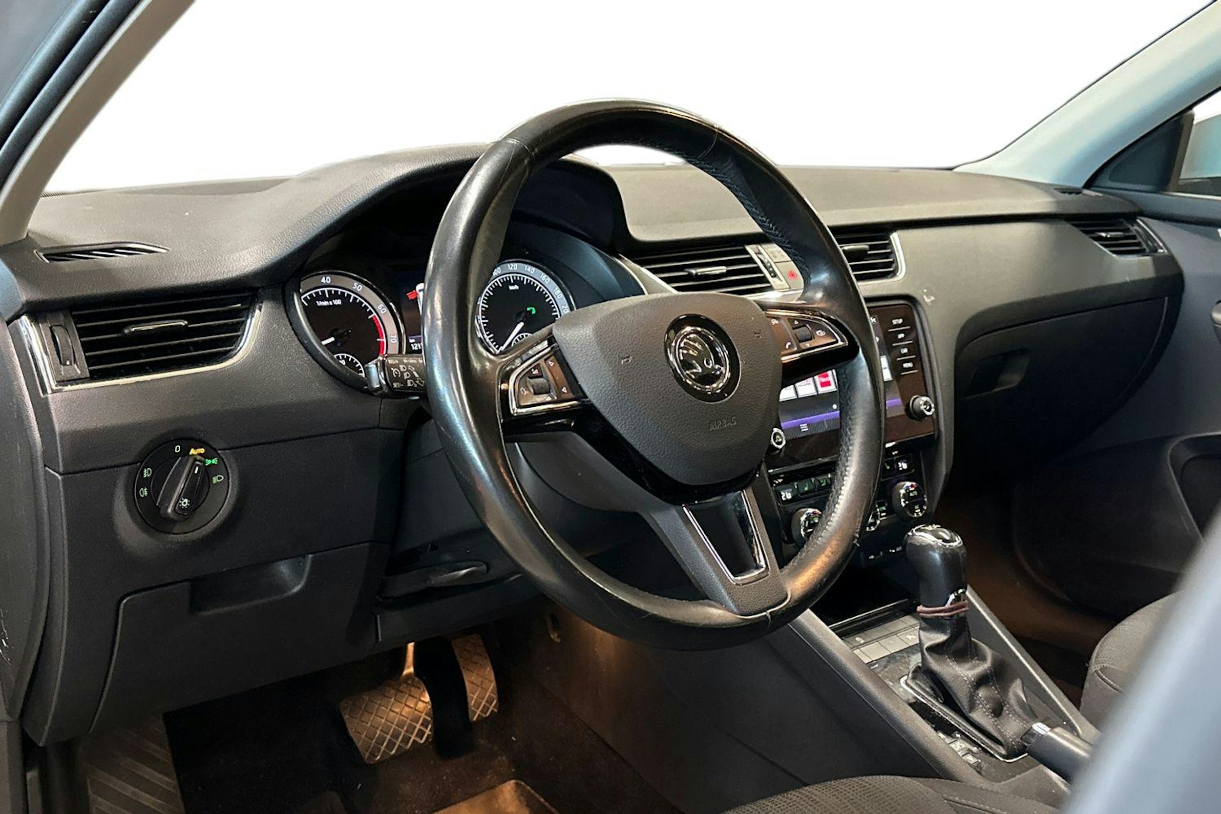 harmaa Skoda Octavia 2018 kuva 3.