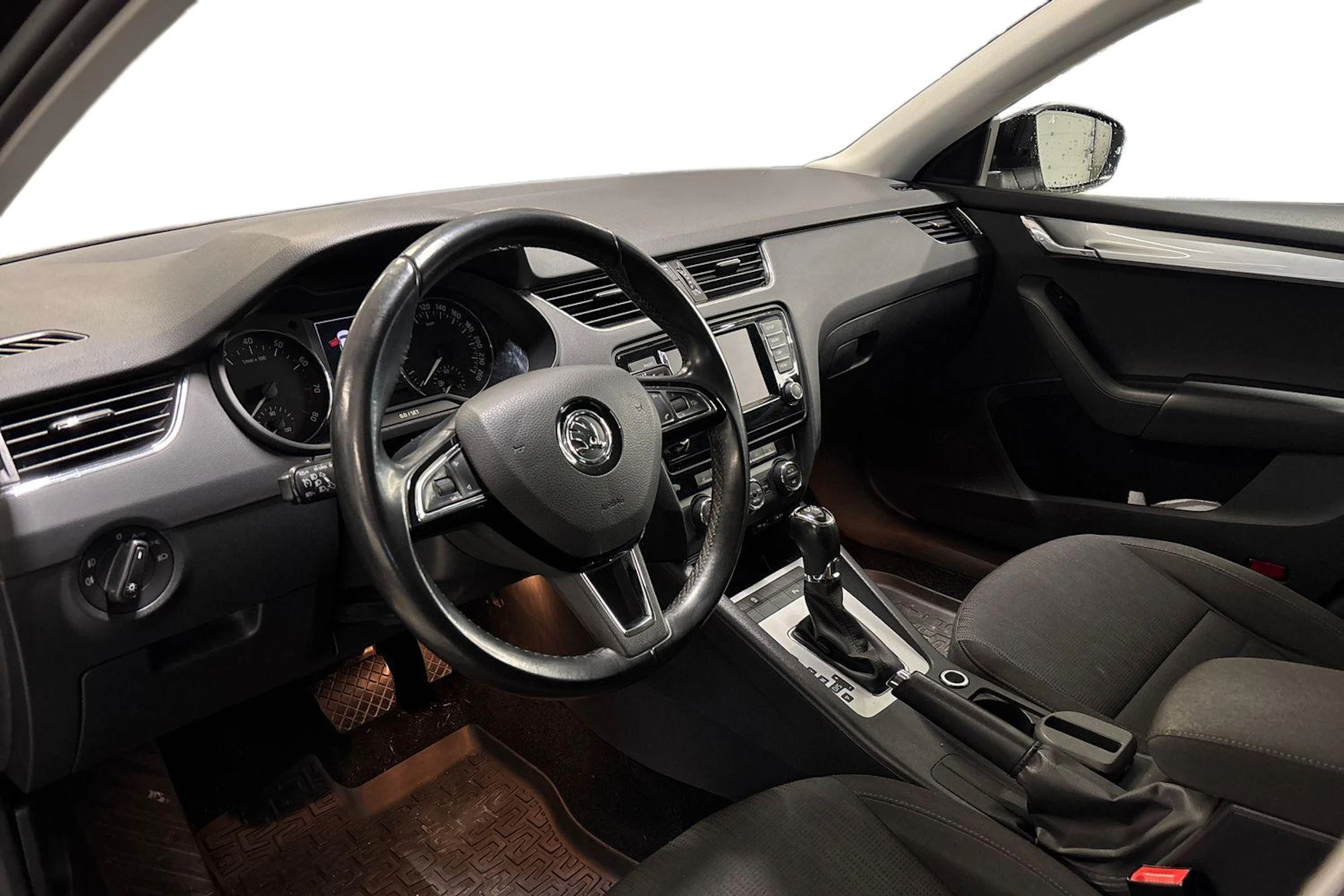 musta Skoda Octavia 2017 kuva 3.