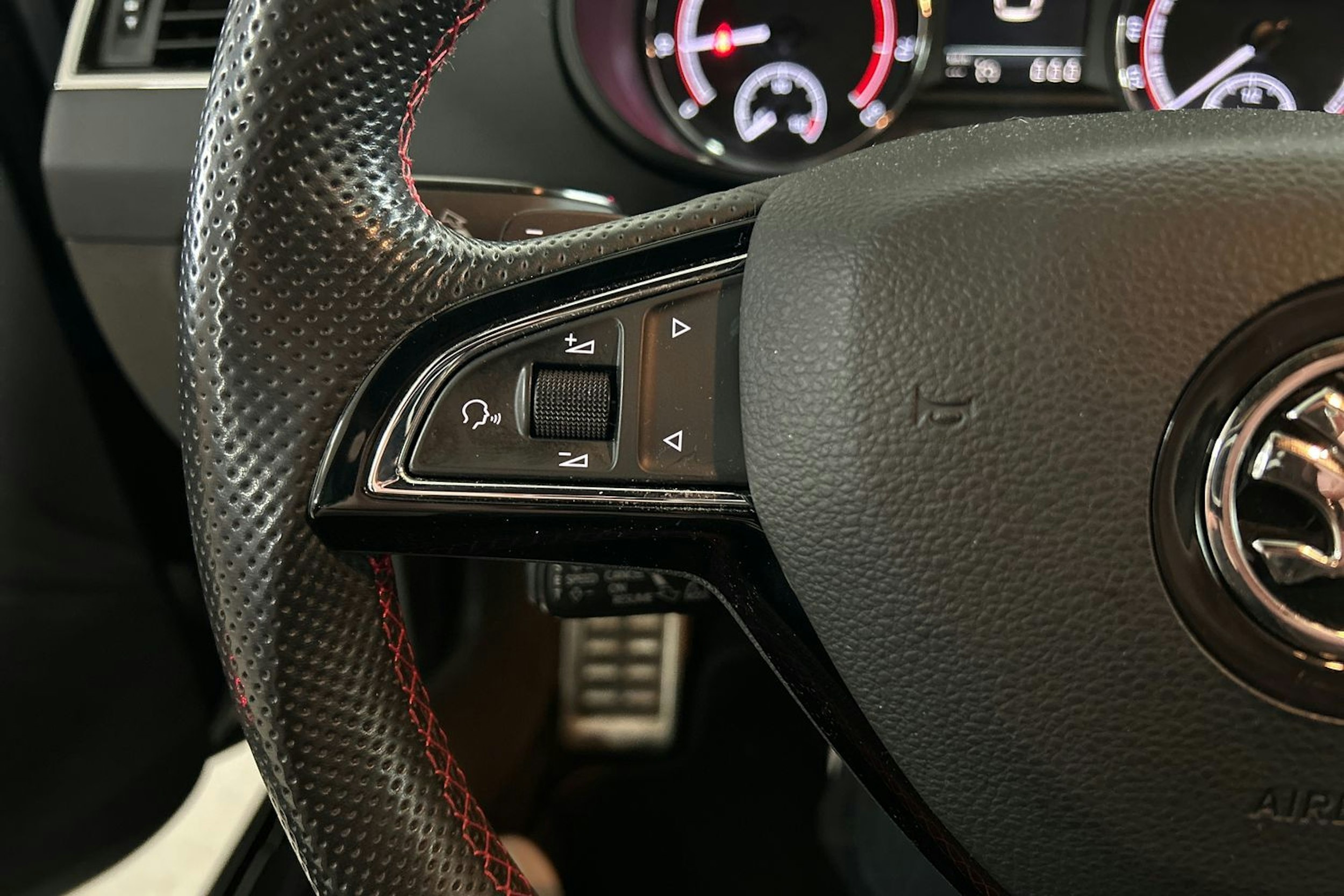 met. musta Skoda Octavia 2017 kuva 16.