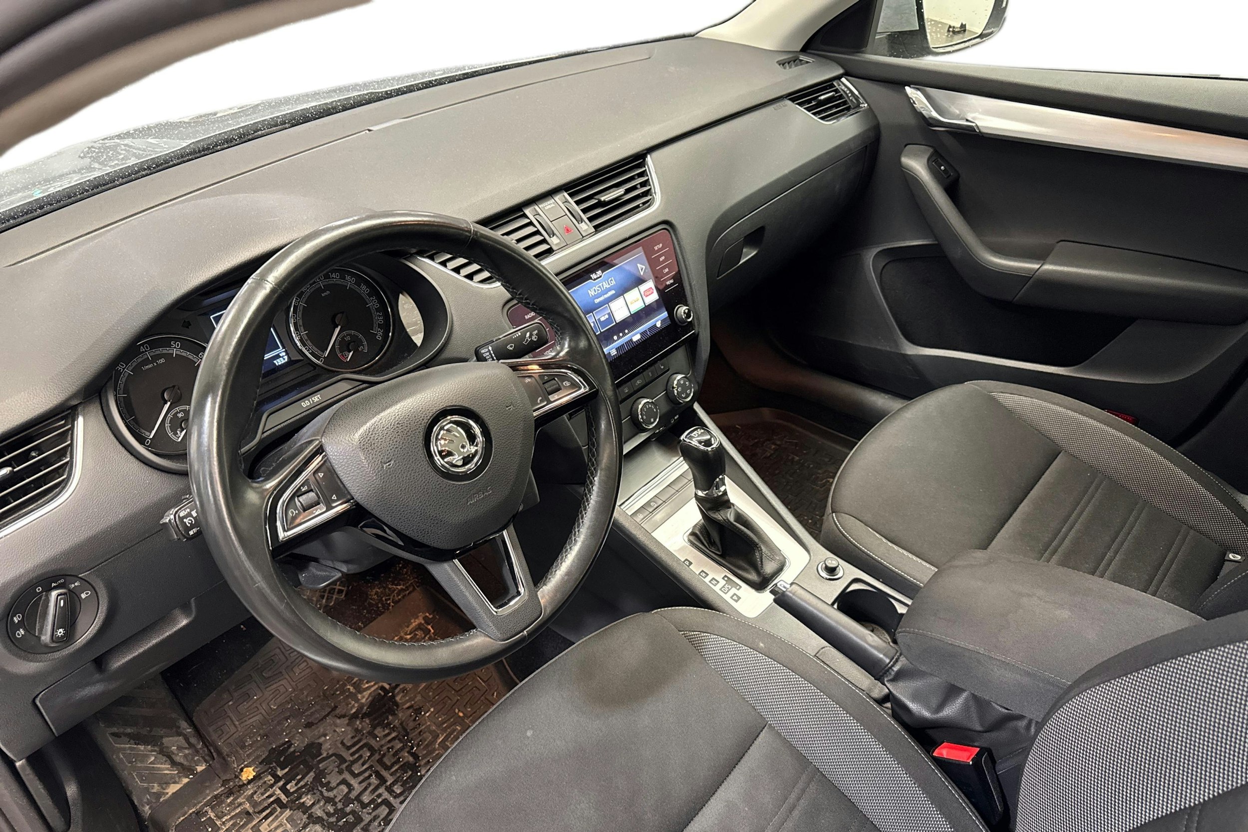 harmaa Skoda Octavia 2017 kuva 3.