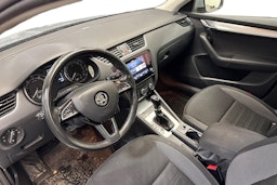 harmaa Skoda Octavia 2017 kuva 3.