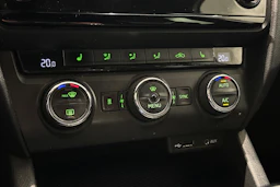 valkoinen Skoda Octavia 2017 kuva 57.