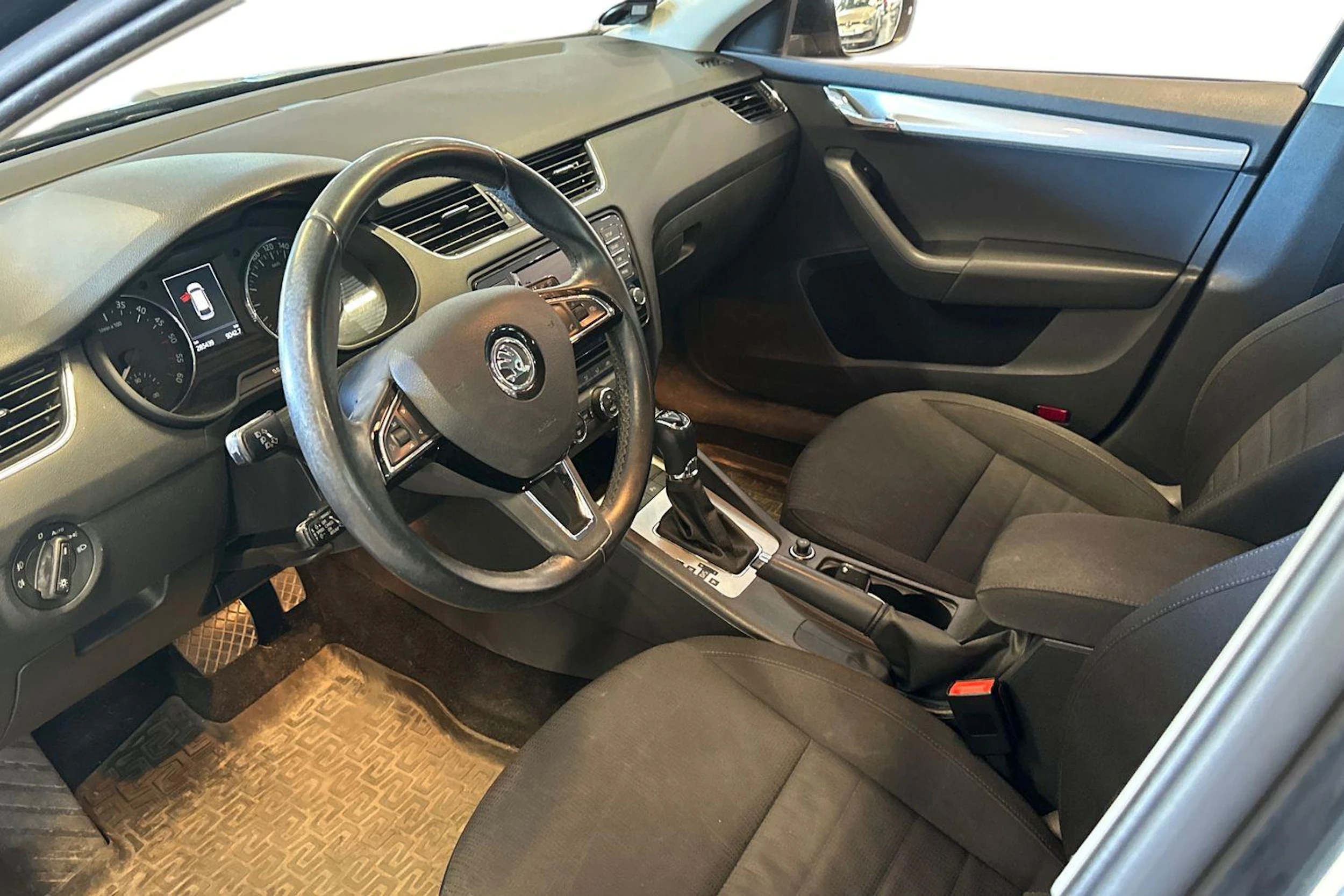 musta Skoda Octavia 2017 kuva 3.