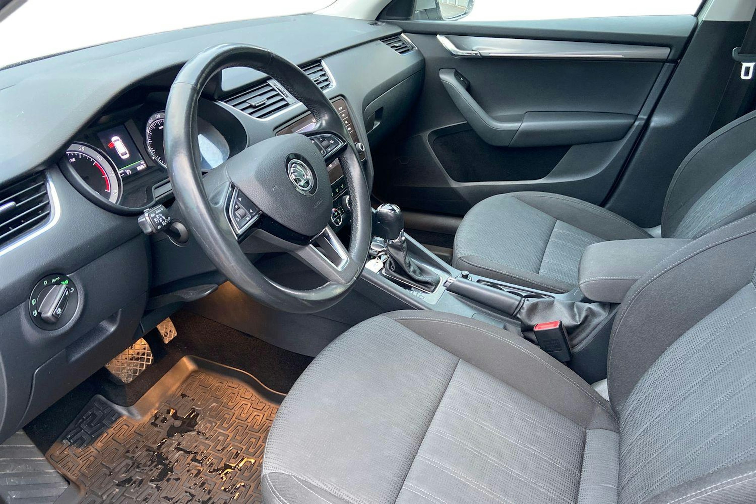 ruskea (beige) Skoda Octavia 2017 kuva 7.