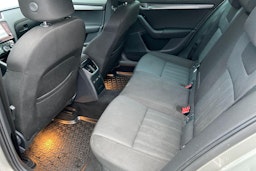 ruskea (beige) Skoda Octavia 2017 kuva 10.