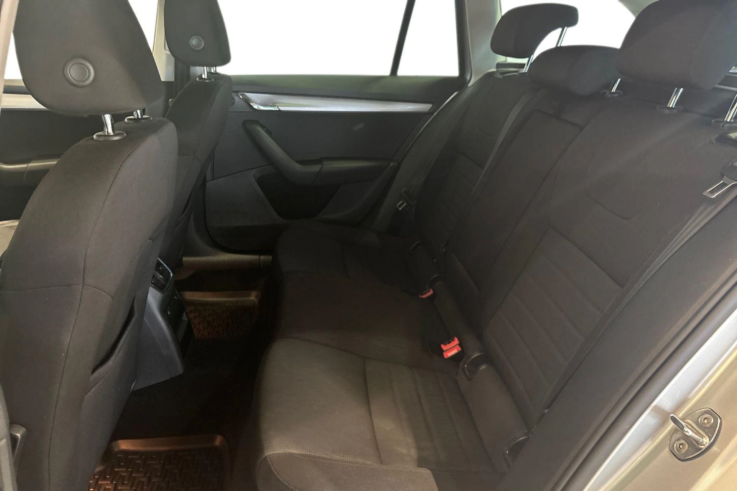 Harmaa Skoda OCTAVIA 2017 kuva 8.