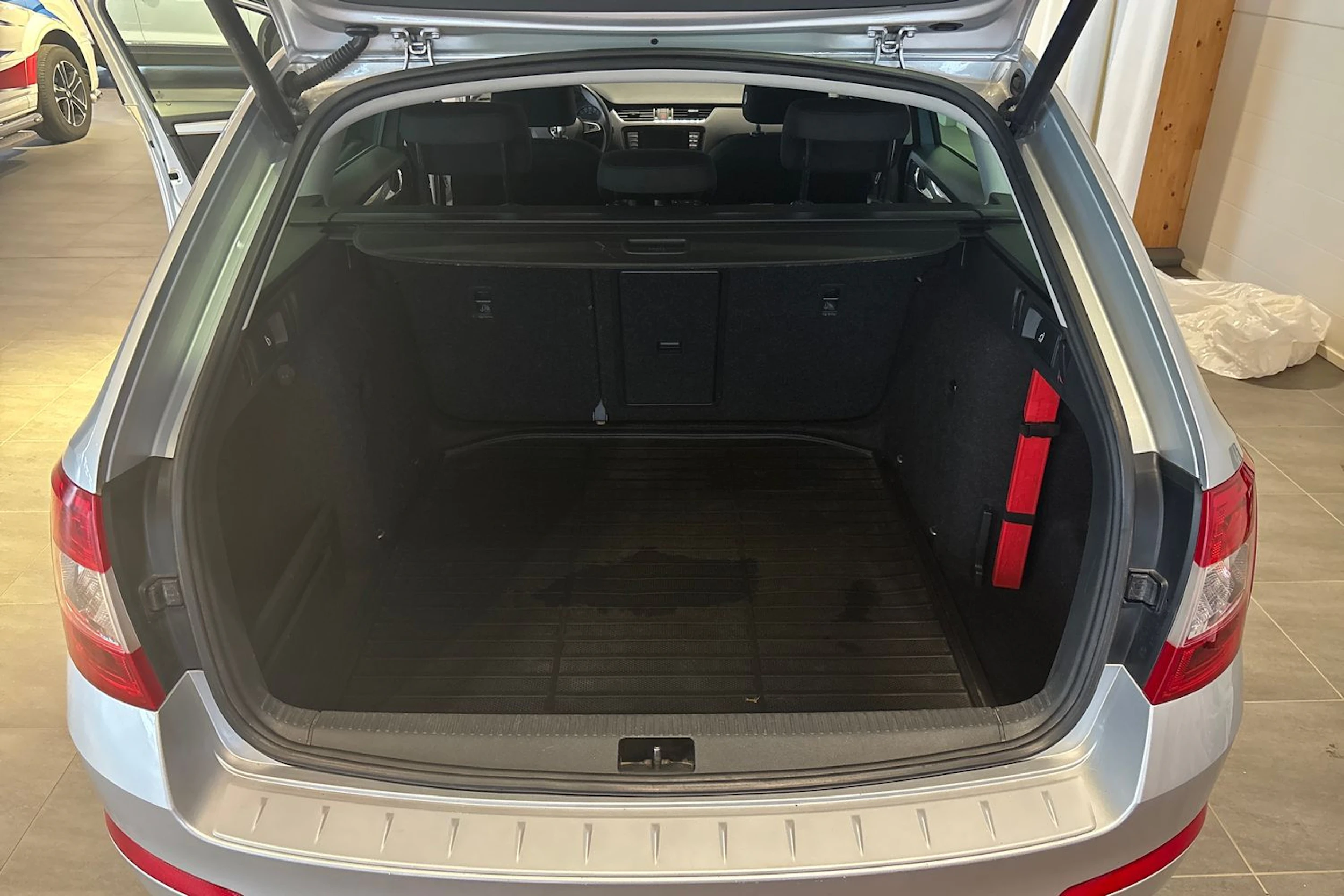 Harmaa Skoda OCTAVIA 2017 kuva 11.