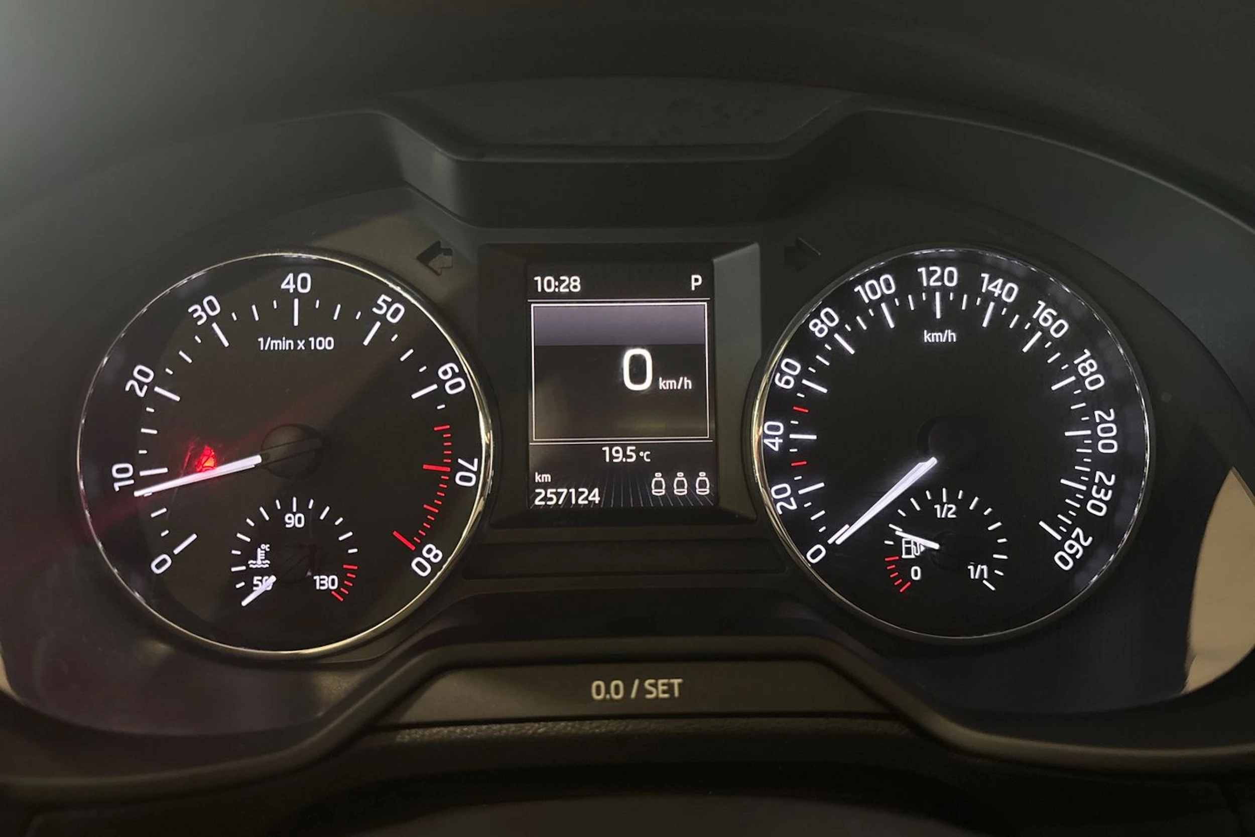 Harmaa Skoda OCTAVIA 2017 kuva 15.
