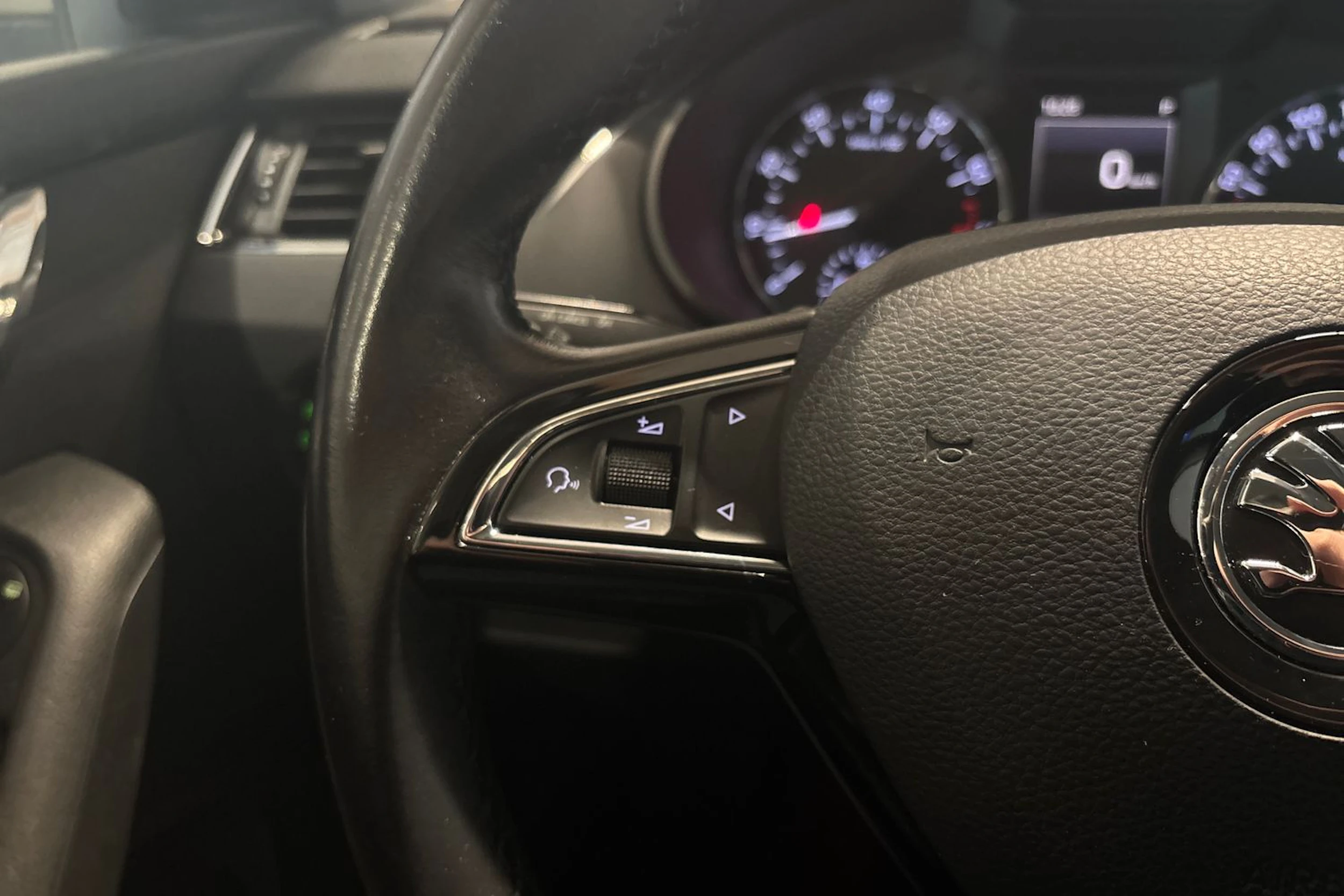Harmaa Skoda OCTAVIA 2017 kuva 16.