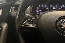 Harmaa Skoda OCTAVIA 2017 kuva 16.