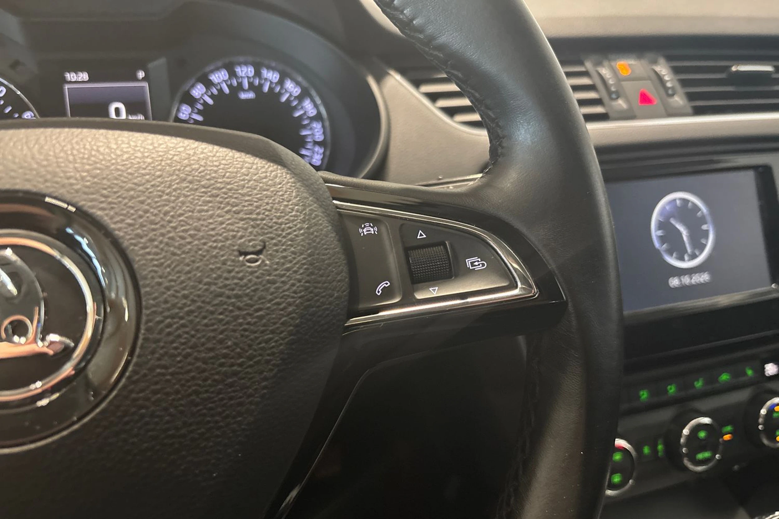 Harmaa Skoda OCTAVIA 2017 kuva 17.