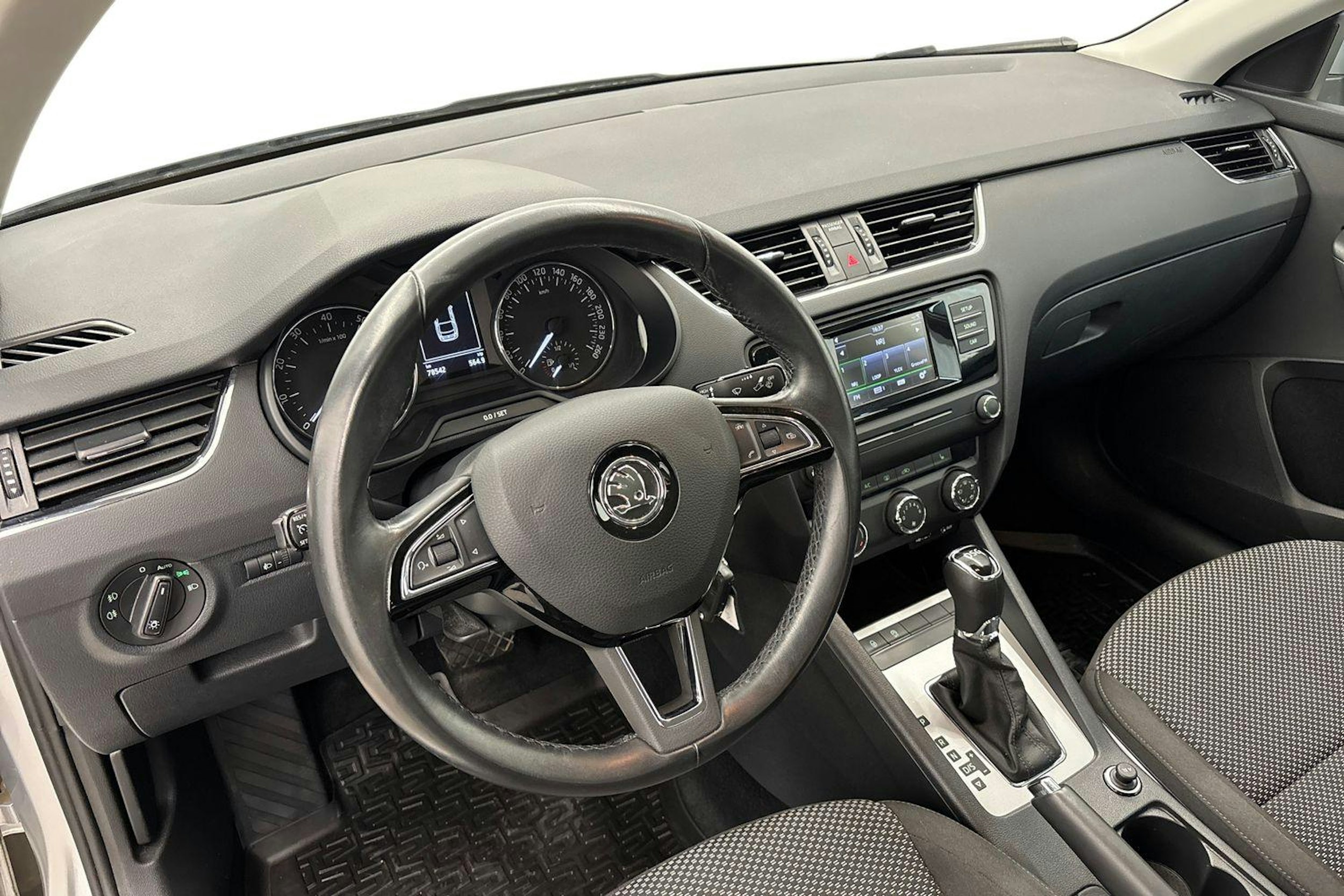 met. harmaa Skoda Octavia 2017 kuva 6.