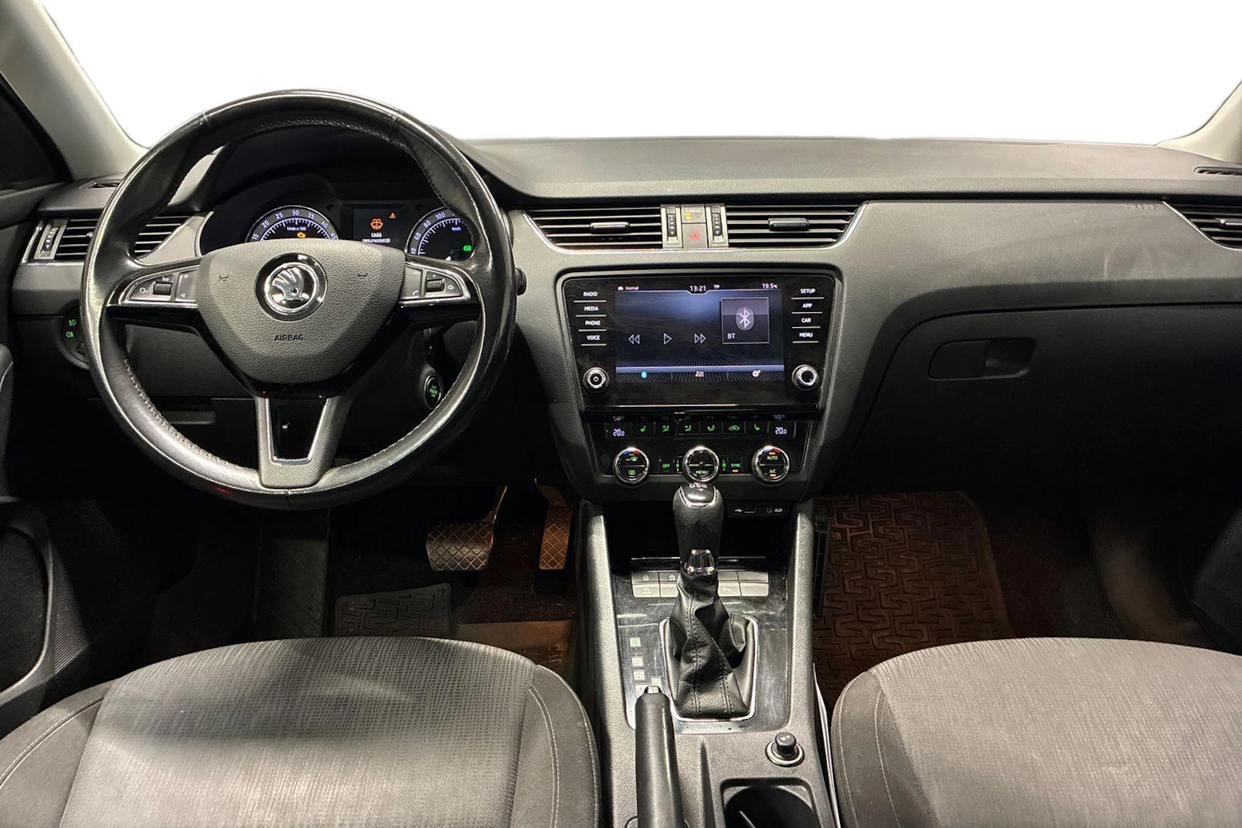 musta Skoda Octavia 2018 kuva 7.