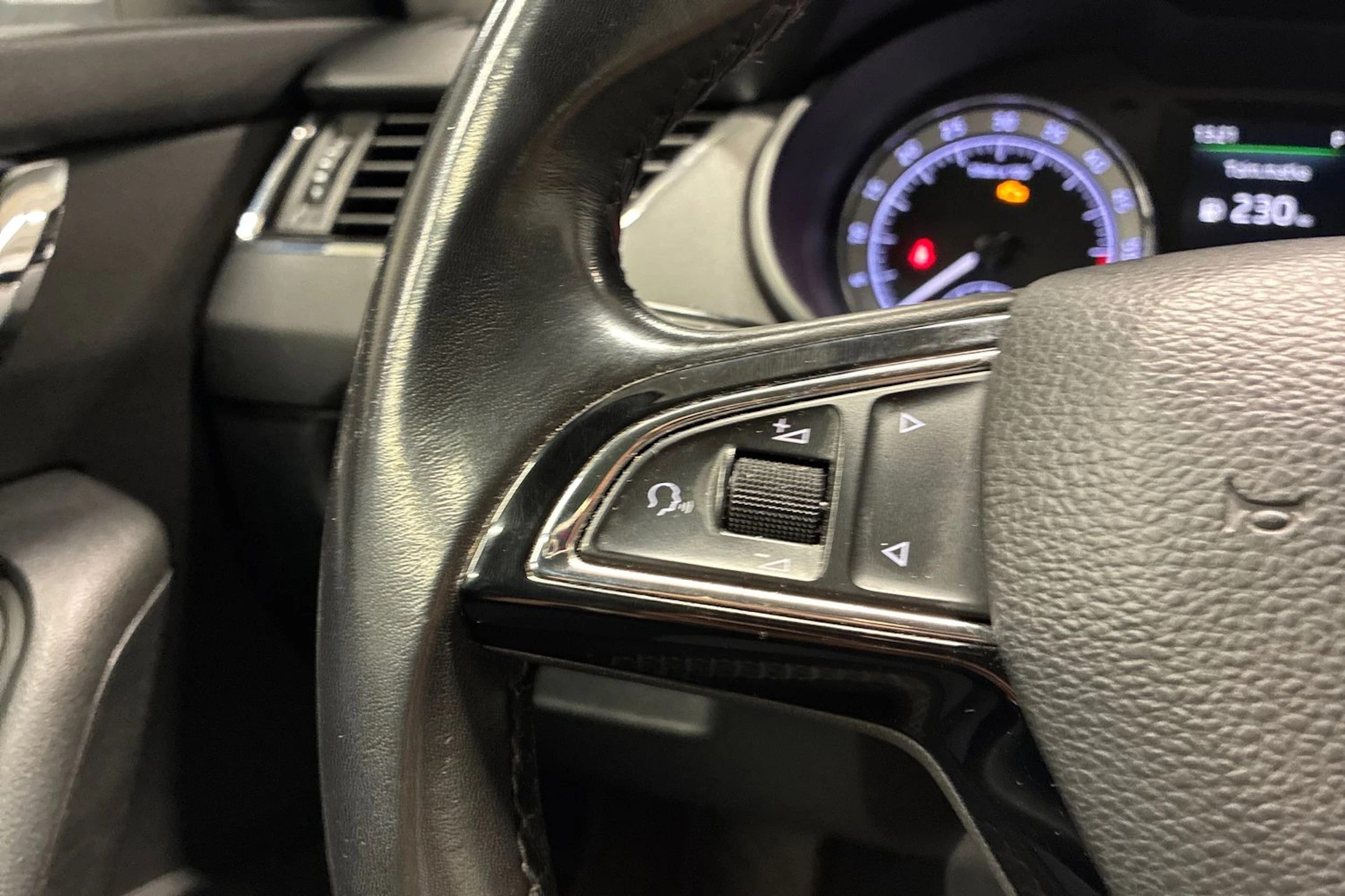 musta Skoda Octavia 2018 kuva 13.