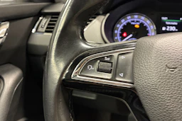 musta Skoda Octavia 2018 kuva 13.