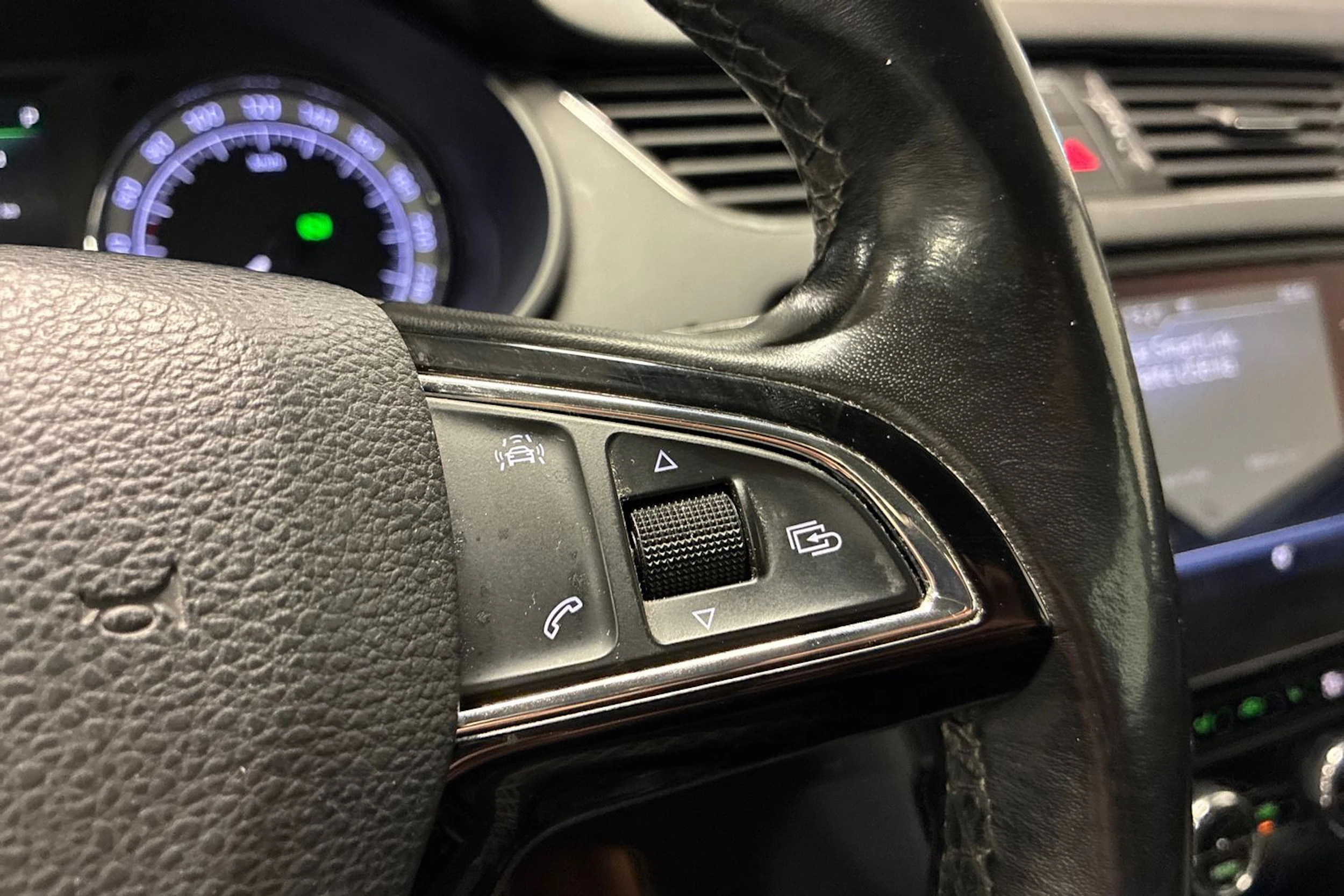 musta Skoda Octavia 2018 kuva 14.