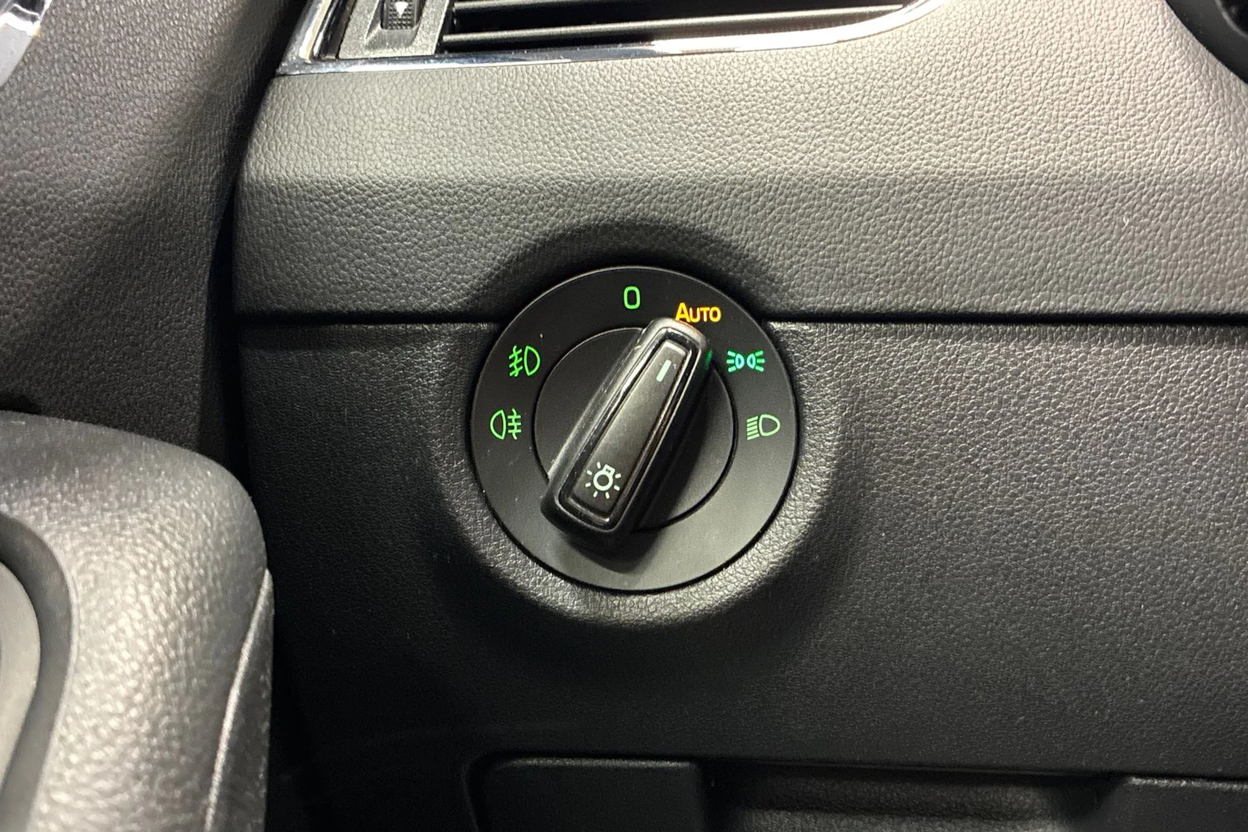 musta Skoda Octavia 2018 kuva 16.