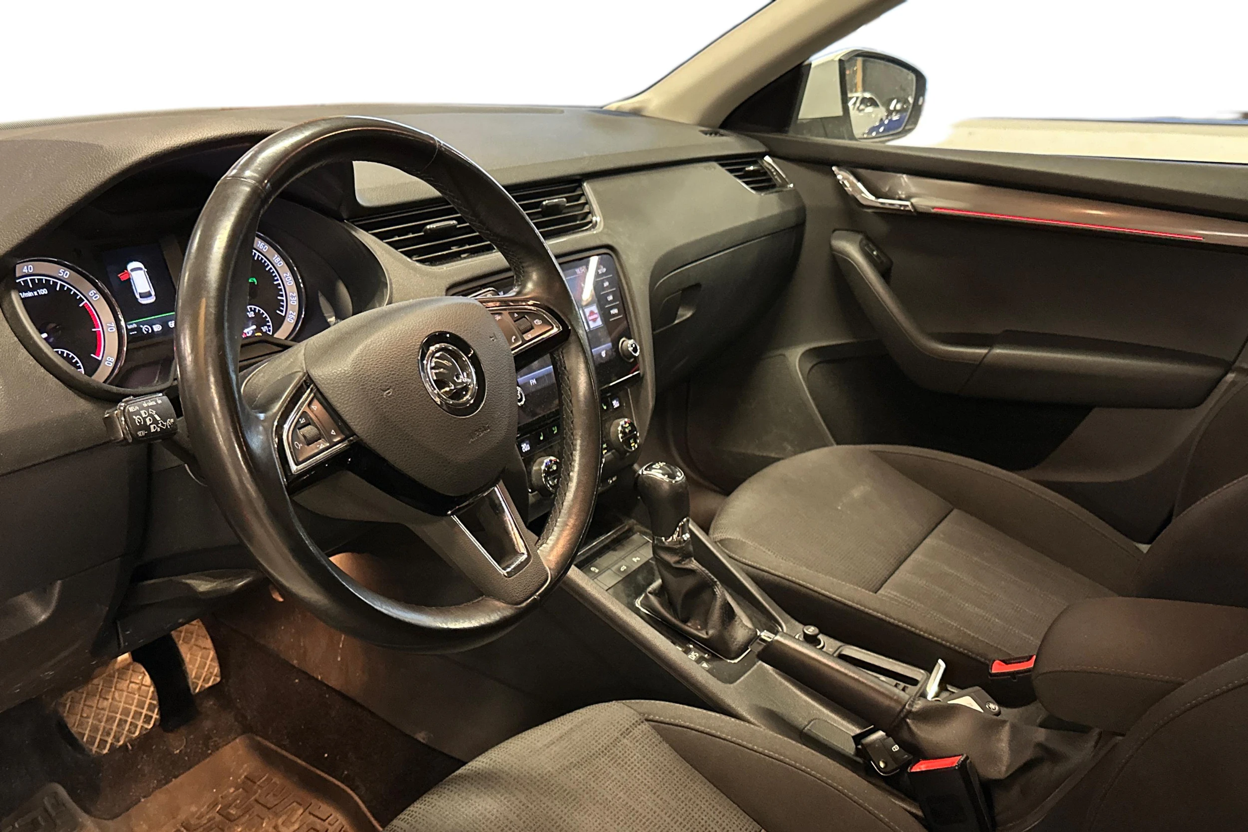 valkoinen Skoda Octavia 2018 kuva 3.