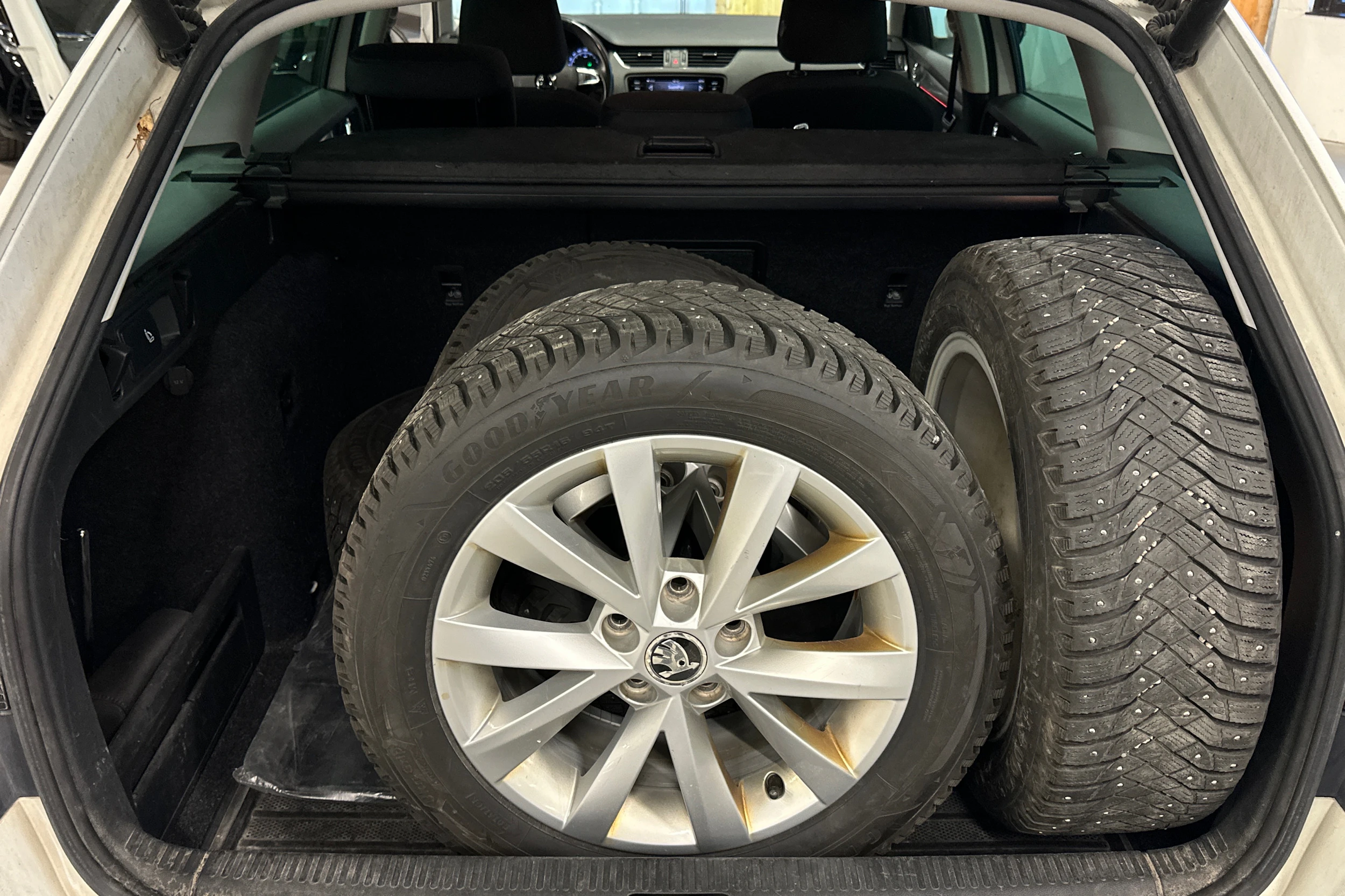 valkoinen Skoda Octavia 2018 kuva 4.