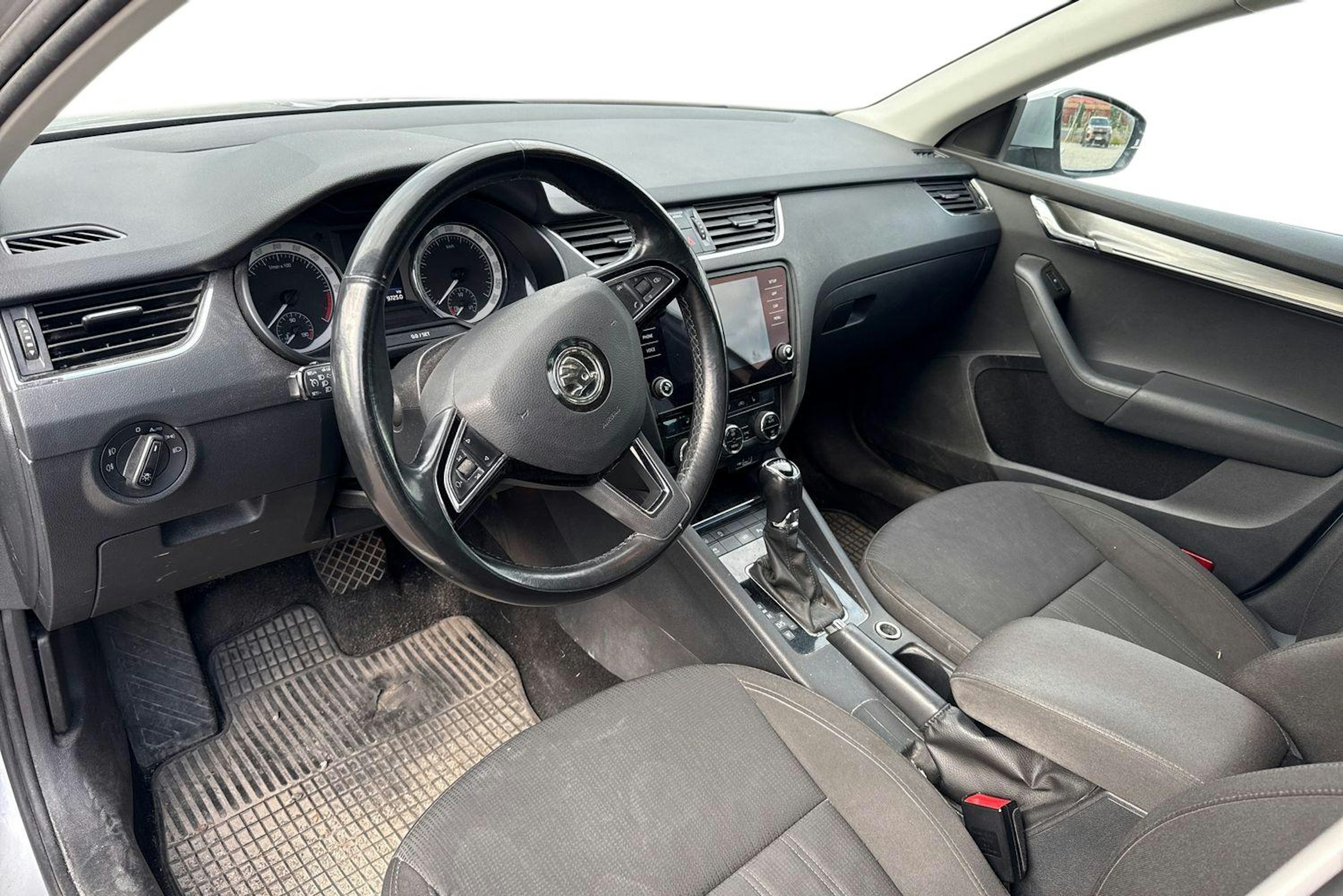 harmaa Skoda Octavia 2018 kuva 3.