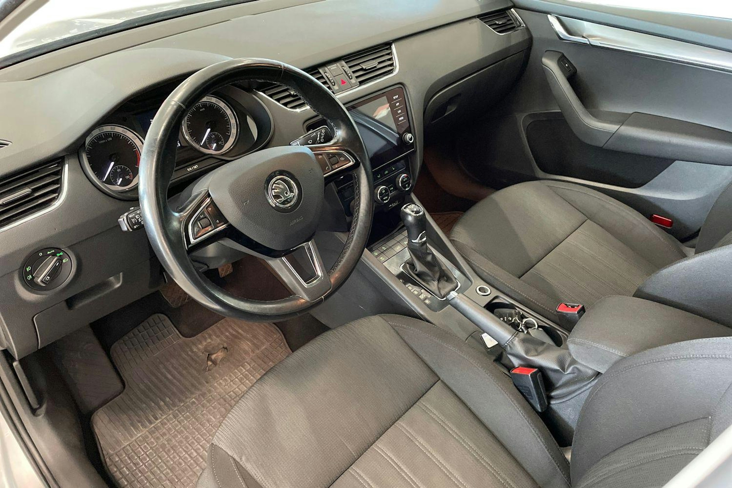 harmaa Skoda Octavia 2018 kuva 7.