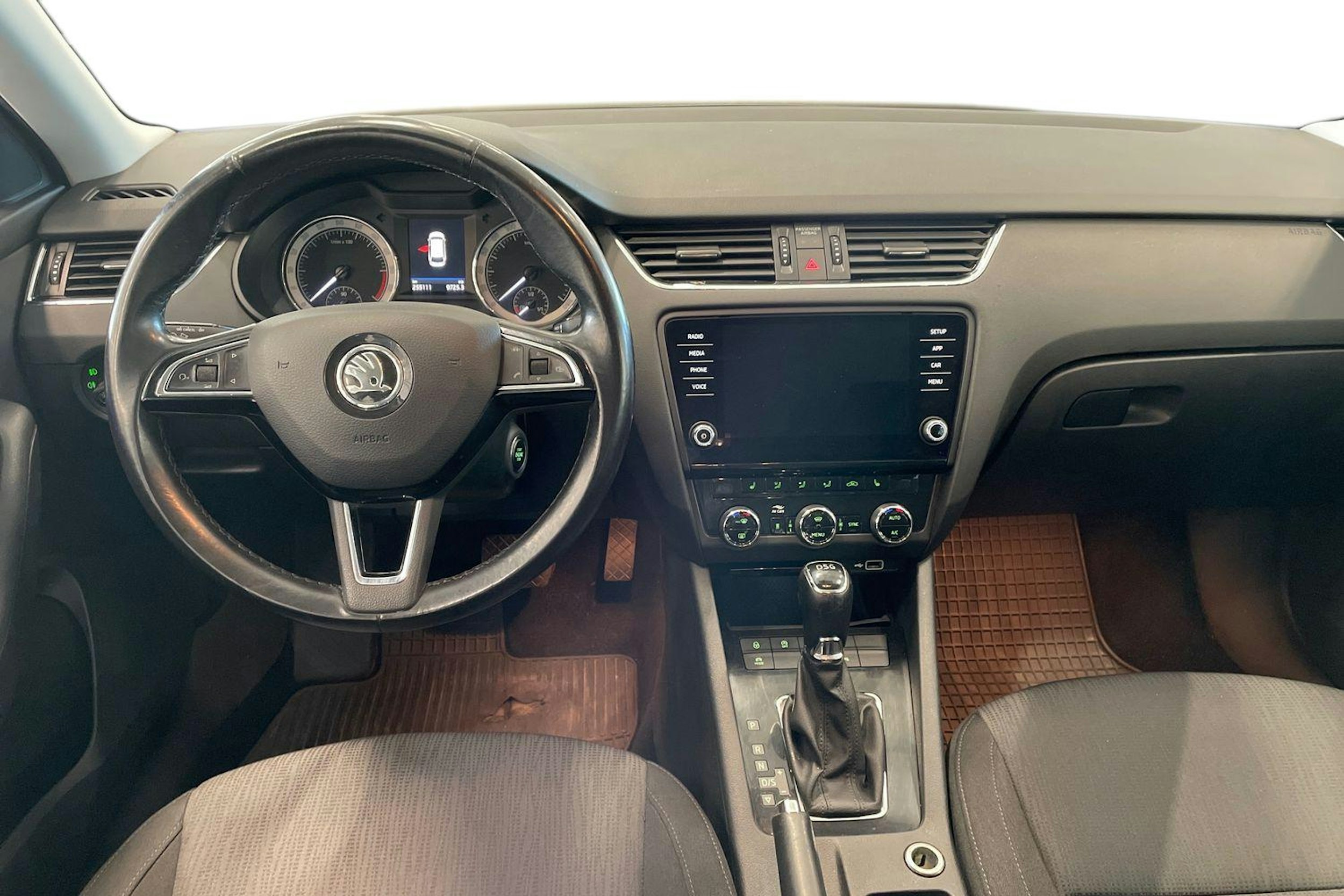 harmaa Skoda Octavia 2018 kuva 9.
